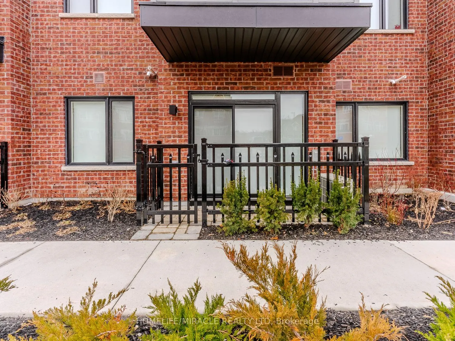 Photo 3 of Unit 114, 62 Sky Harbour Drive, Brampton, Bram West — HOMEH