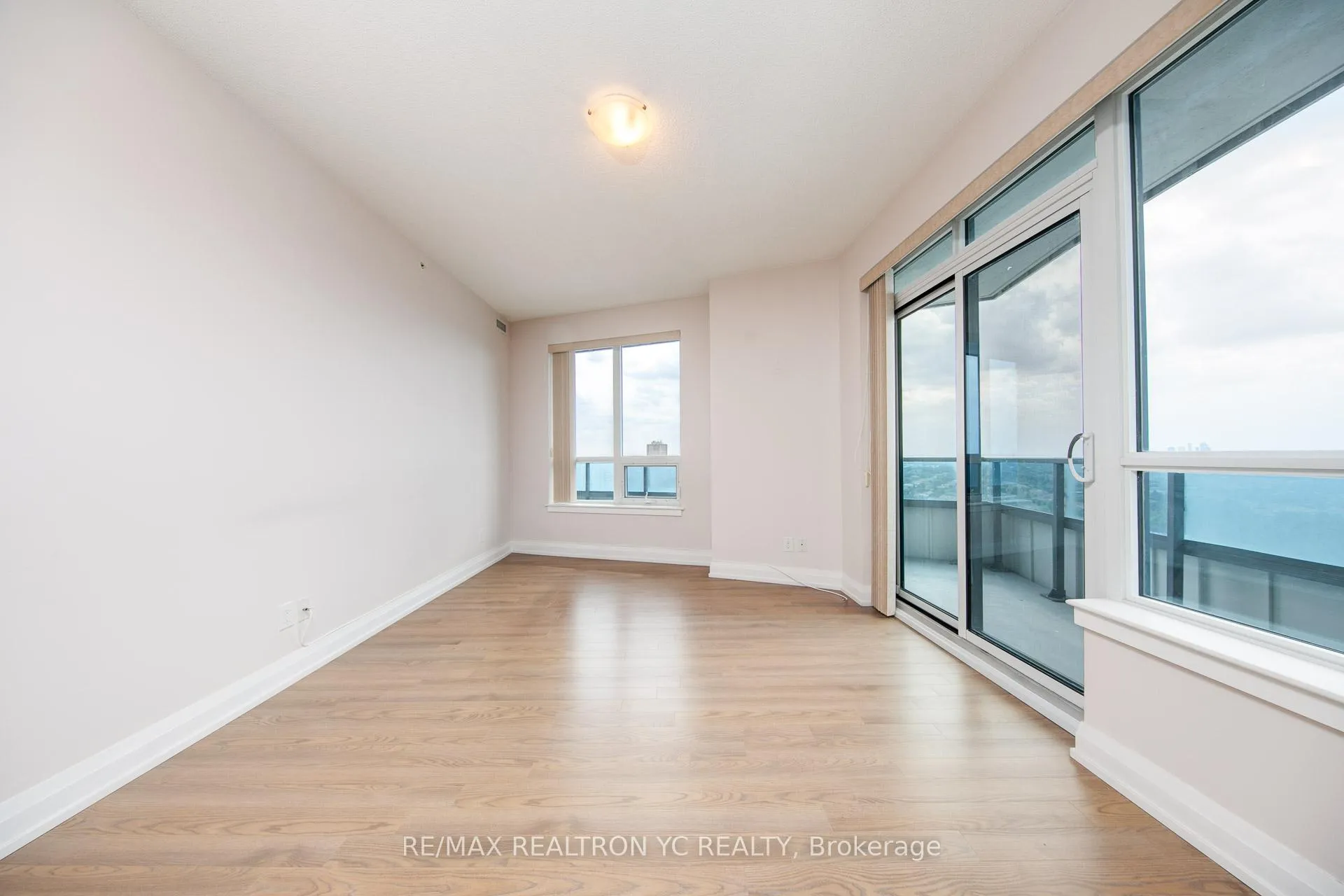 Photo 3 of Unit 2008, 7171 Yonge Street, Markham, Thornhill — HOMEH
