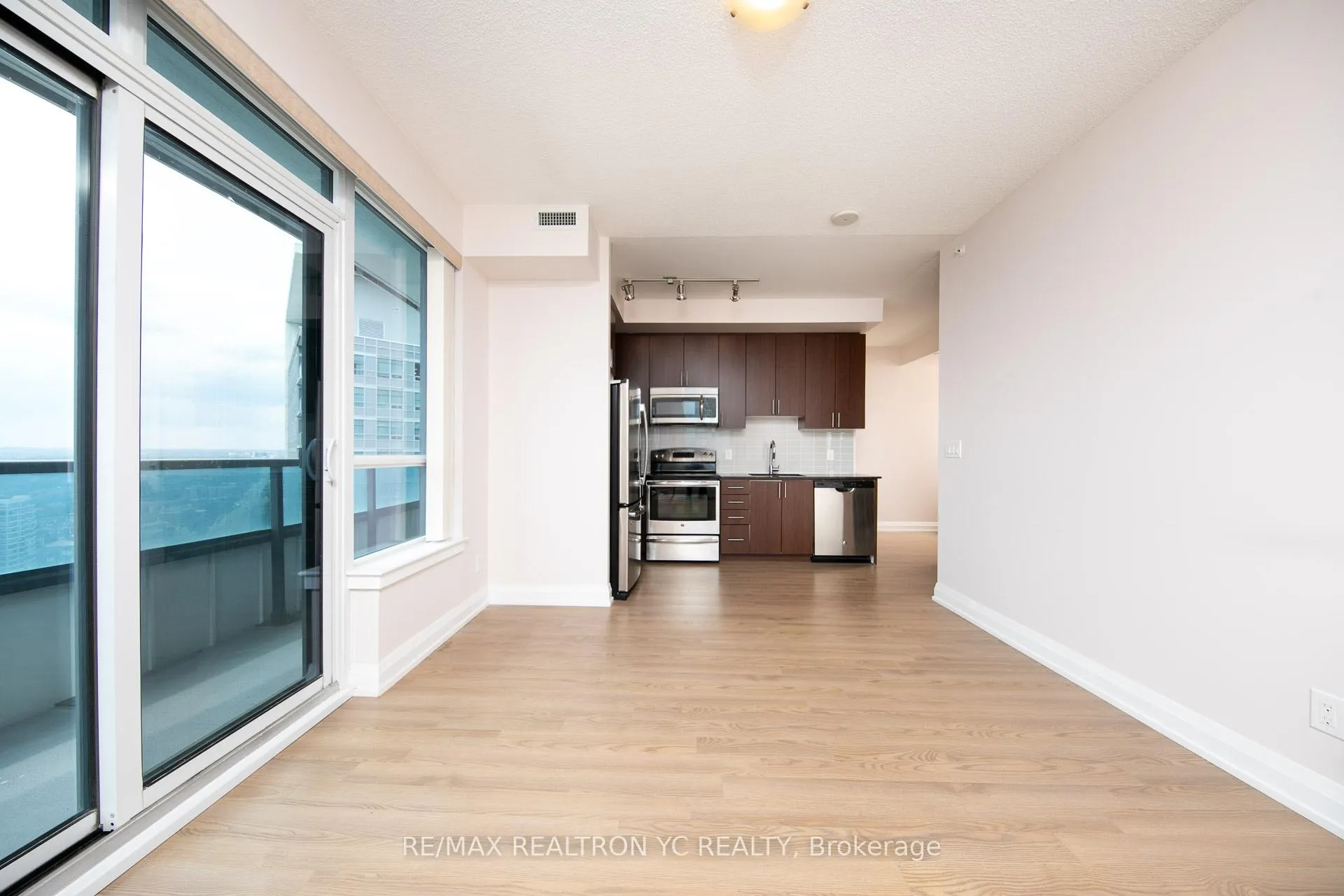 Photo 4 of Unit 2008, 7171 Yonge Street, Markham, Thornhill — HOMEH
