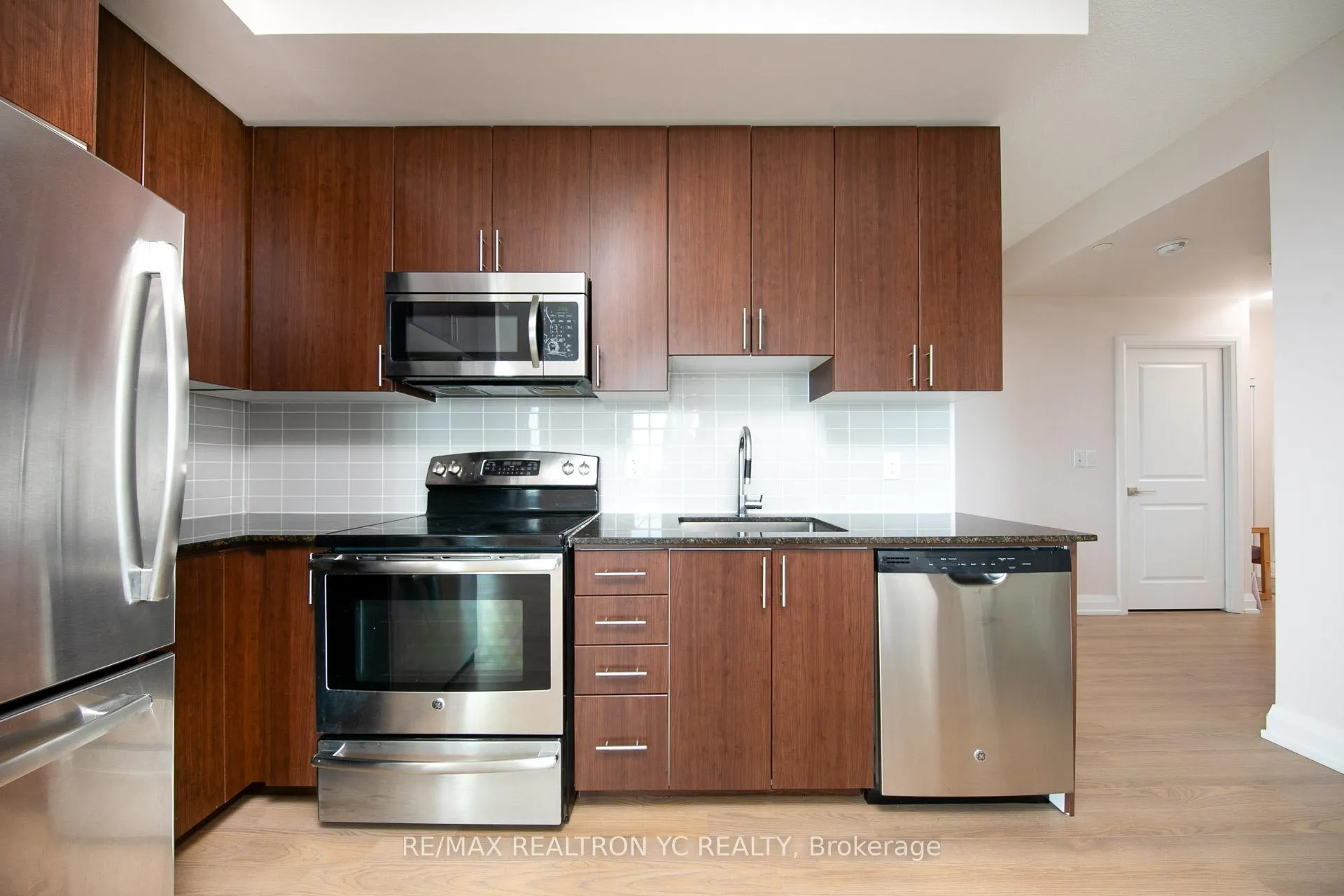 Photo 5 of Unit 2008, 7171 Yonge Street, Markham, Thornhill — HOMEH