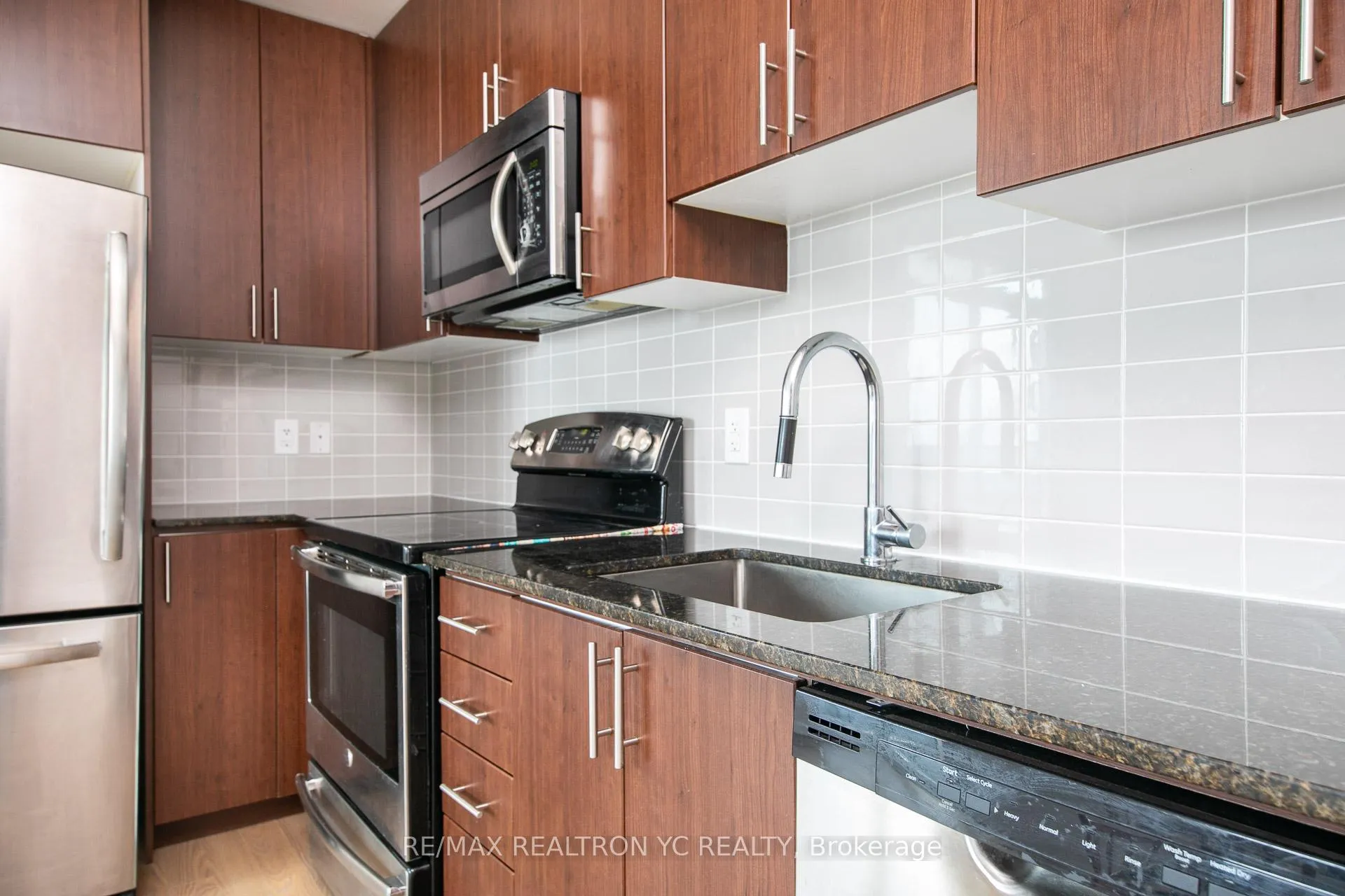 Photo 7 of Unit 2008, 7171 Yonge Street, Markham, Thornhill — HOMEH