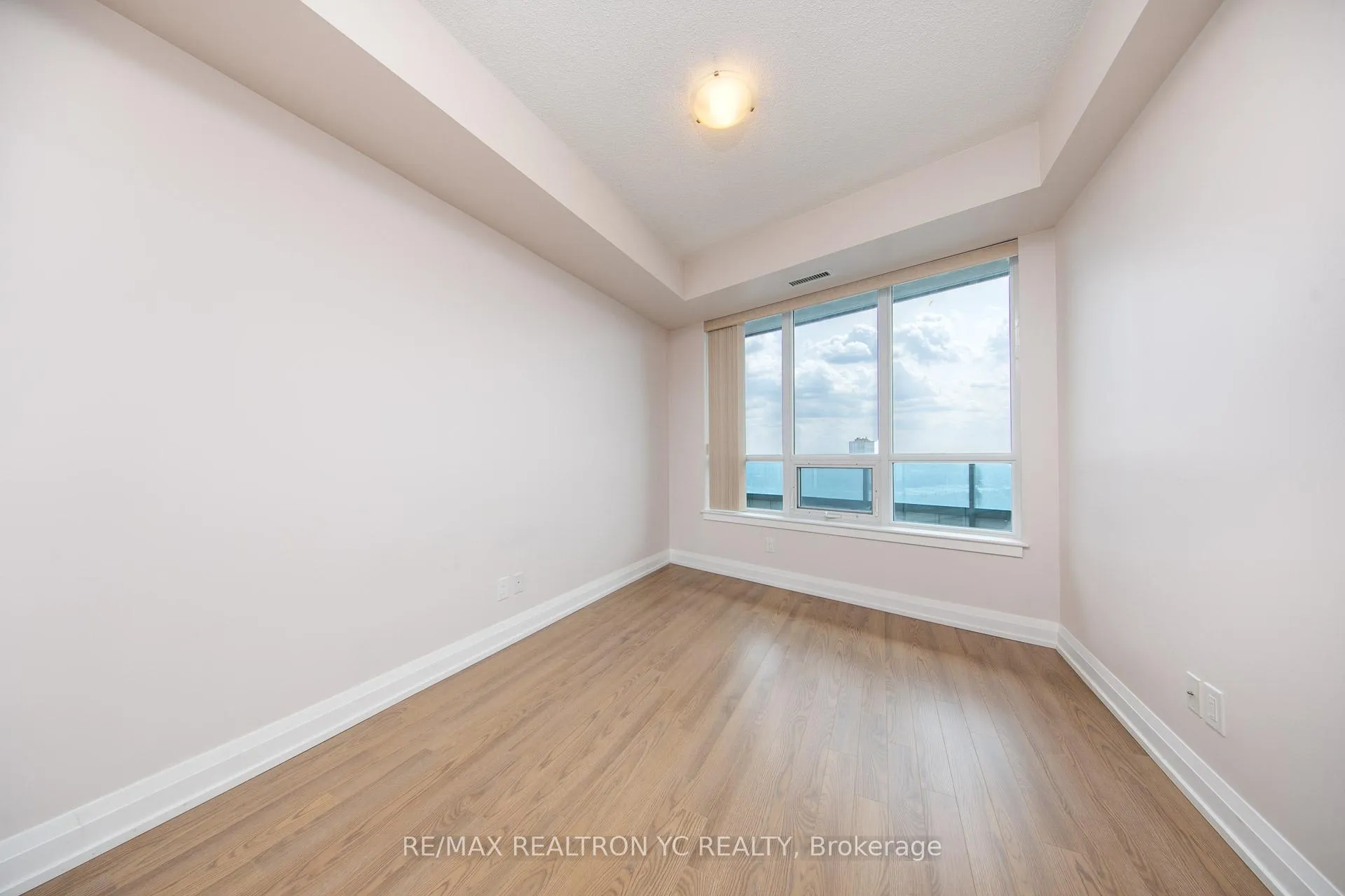 Photo 9 of Unit 2008, 7171 Yonge Street, Markham, Thornhill — HOMEH