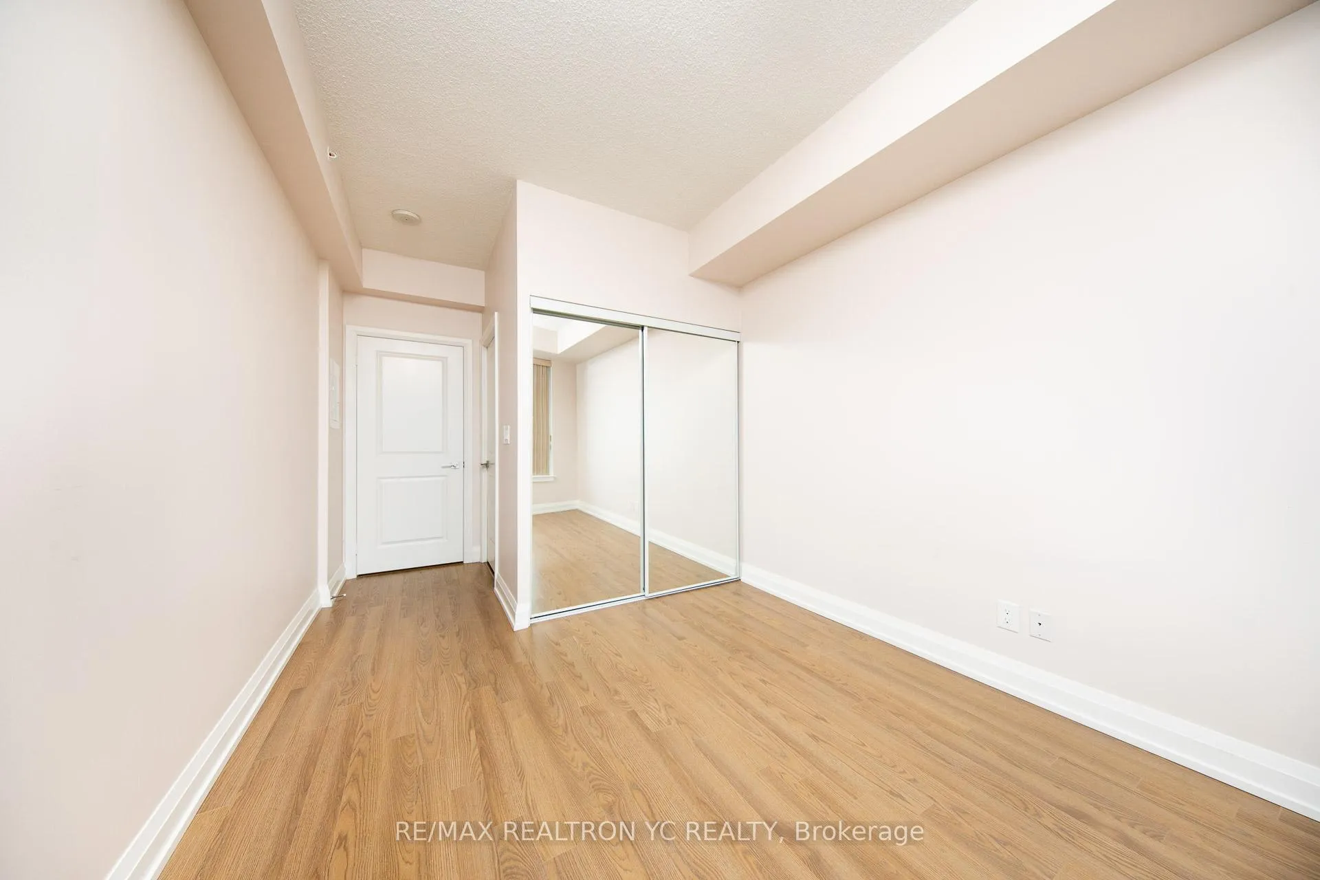 Photo 10 of Unit 2008, 7171 Yonge Street, Markham, Thornhill — HOMEH