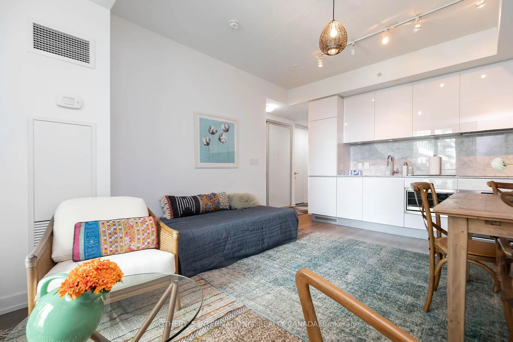 Photo 6 of Unit 424, 377 Madison Avenue, Toronto, Casa Loma — HOMEH