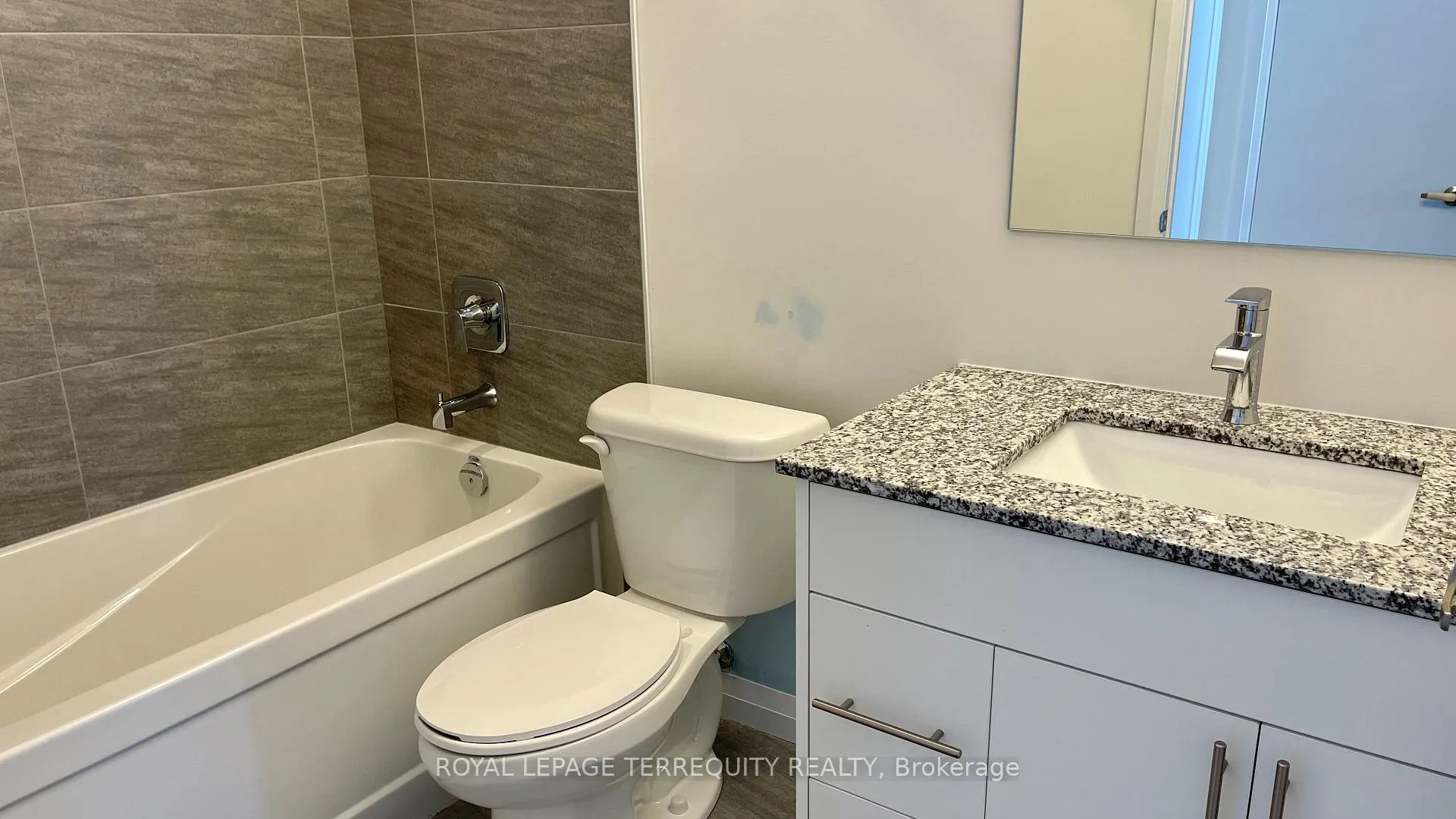 Photo 5 of Unit 2607, 60 Charles Street W, Kitchener, City Commercial Core — HOMEH