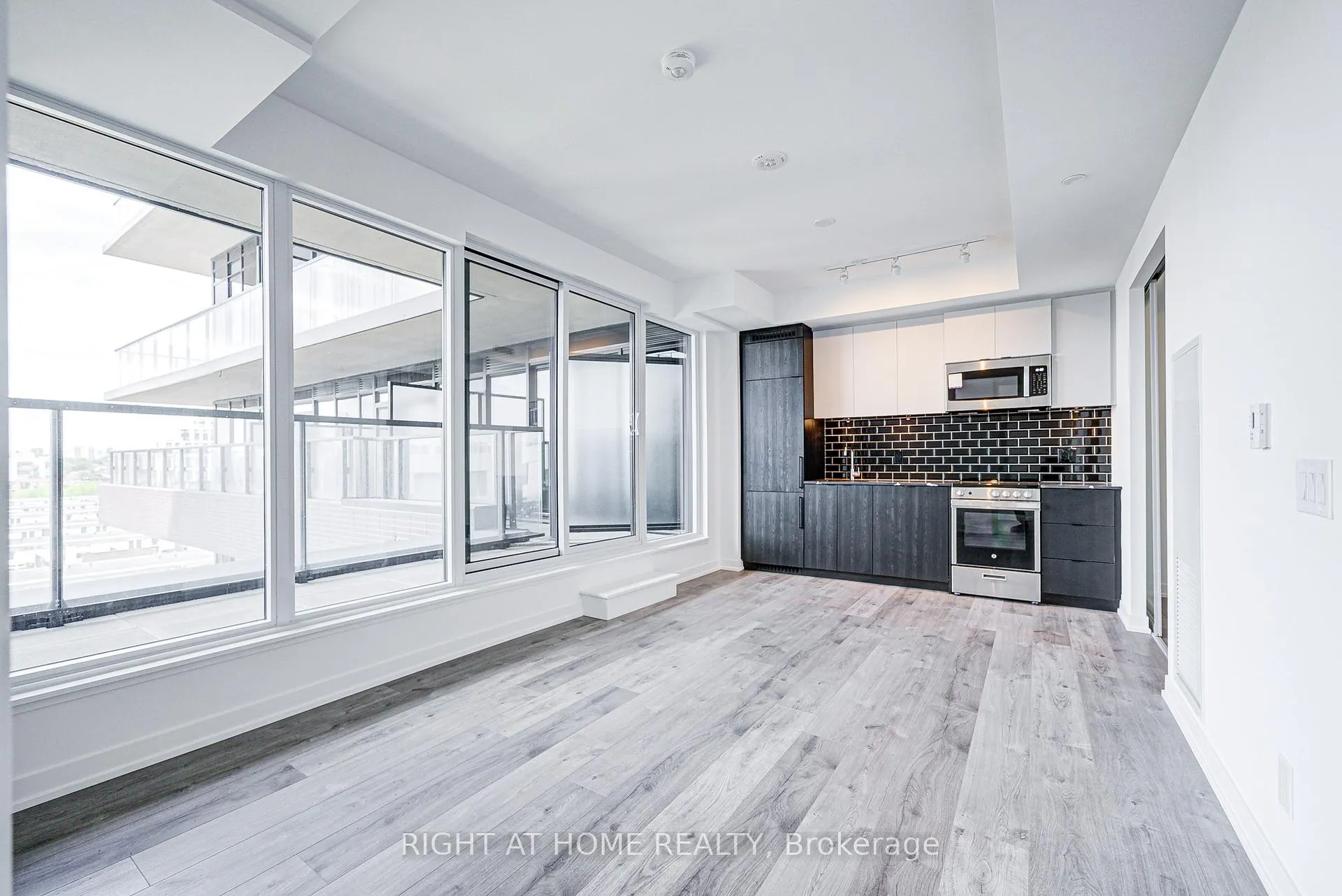 Photo 3 of Unit 603, 285 Dufferin Street, Toronto, South Parkdale — HOMEH