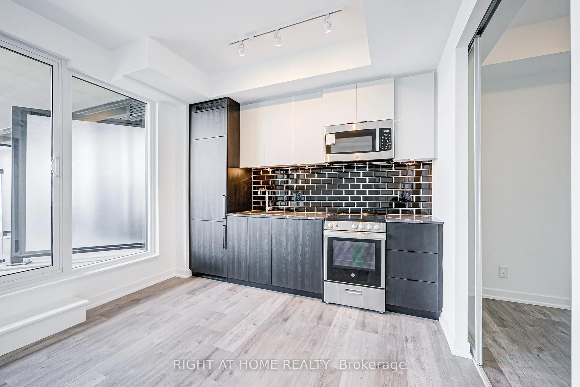 Photo 4 of Unit 603, 285 Dufferin Street, Toronto, South Parkdale — HOMEH