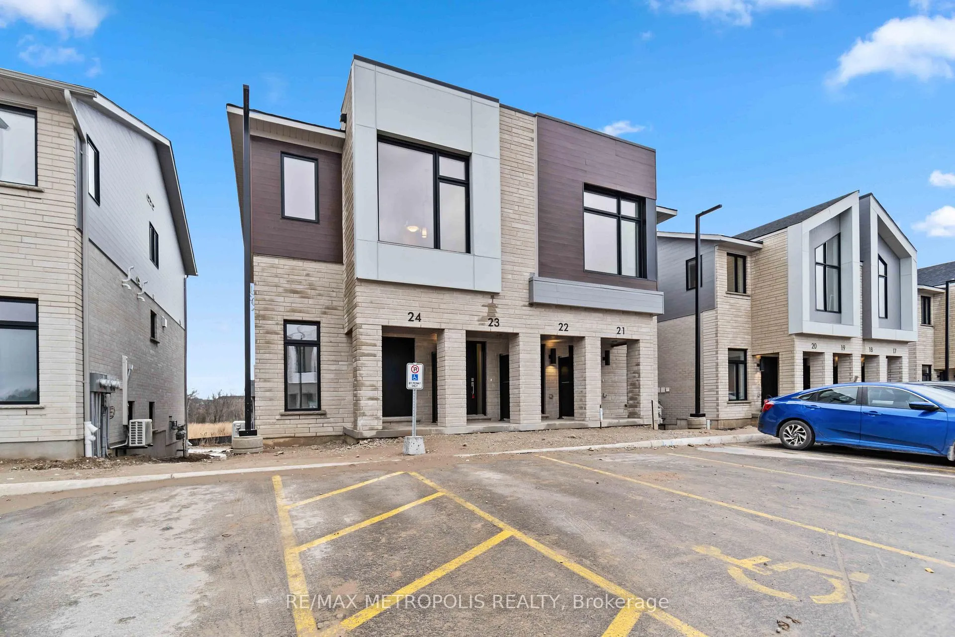 Photo 4 of Unit 23, 15 Stauffer Woods Trail, Kitchener — HOMEH