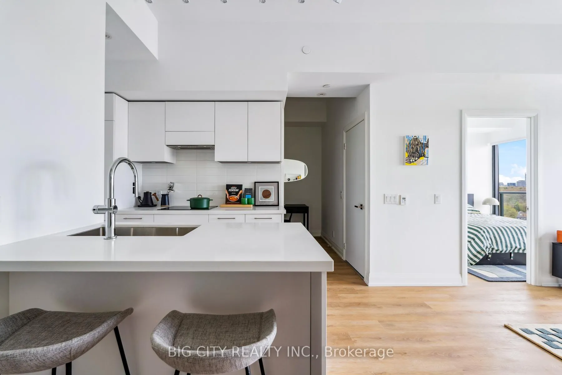 Photo 3 of Unit 709, 36 Brentcliffe Road, Toronto, Thorncliffe Park — HOMEH