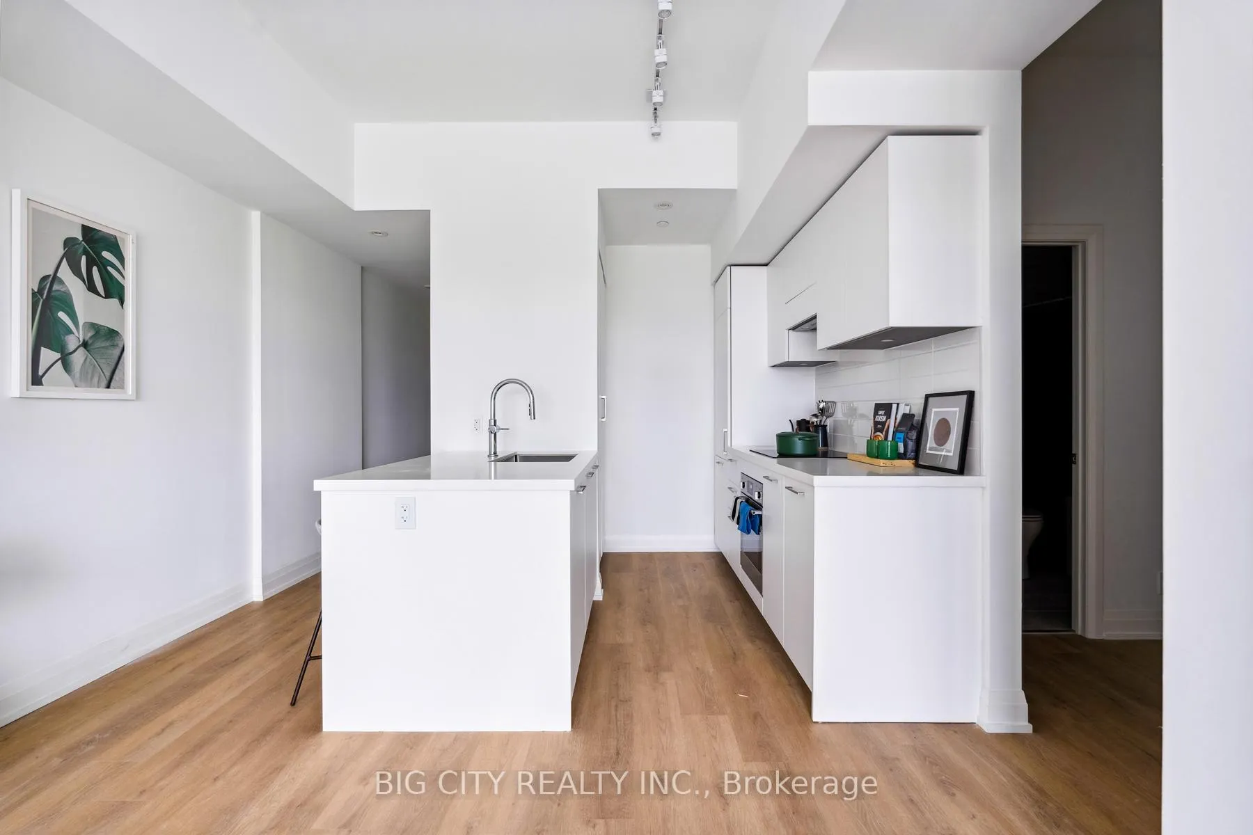 Photo 4 of Unit 709, 36 Brentcliffe Road, Toronto, Thorncliffe Park — HOMEH