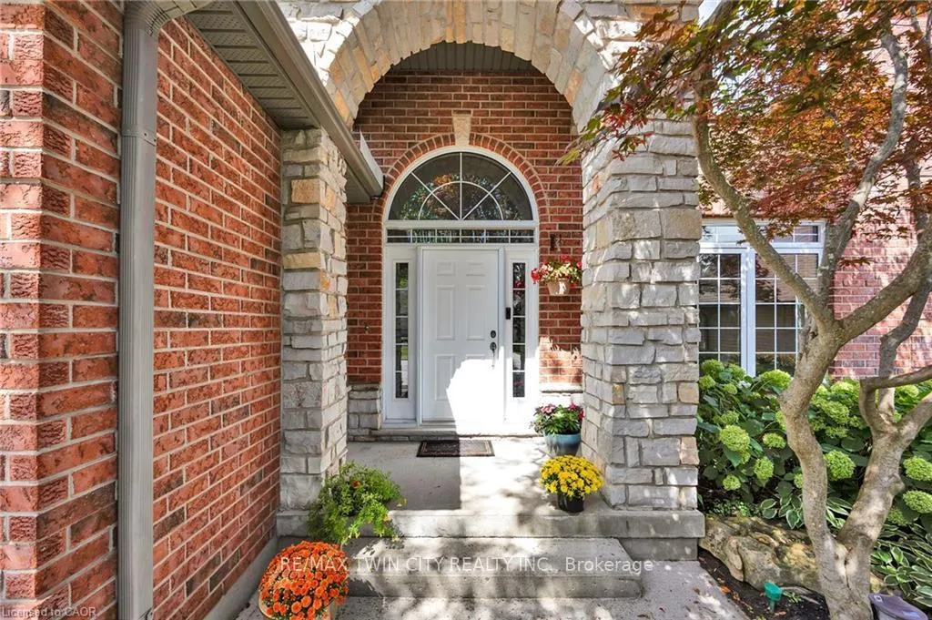 Photo 3 of 232 The Lions Gate, Waterloo — HOMEH