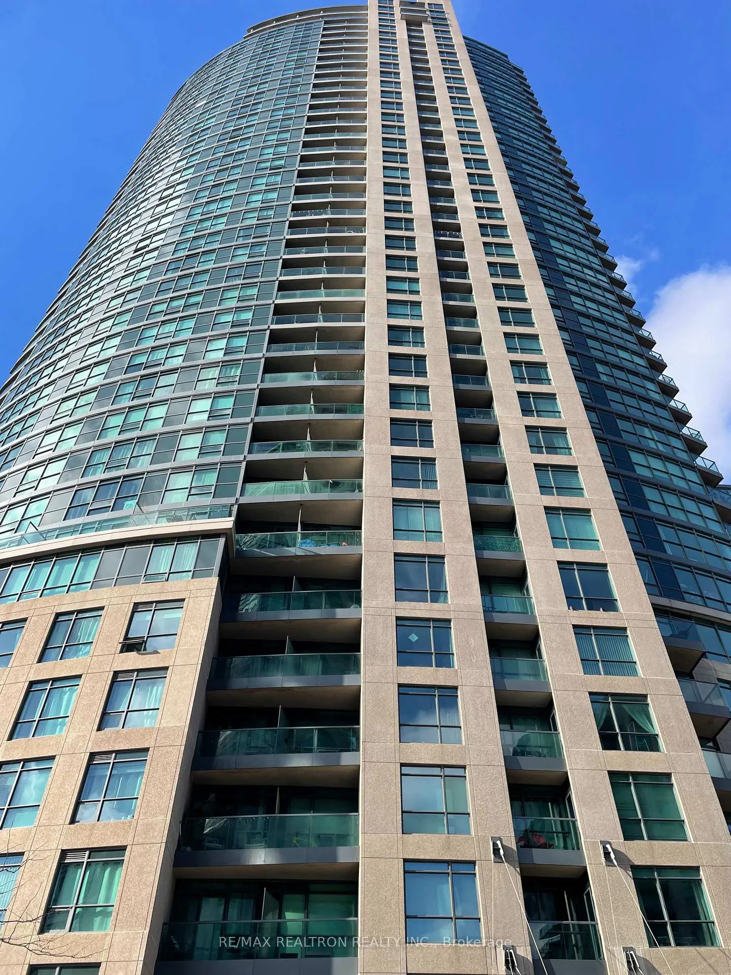 Front of Unit 1005, 219 Forth York Boulevard
