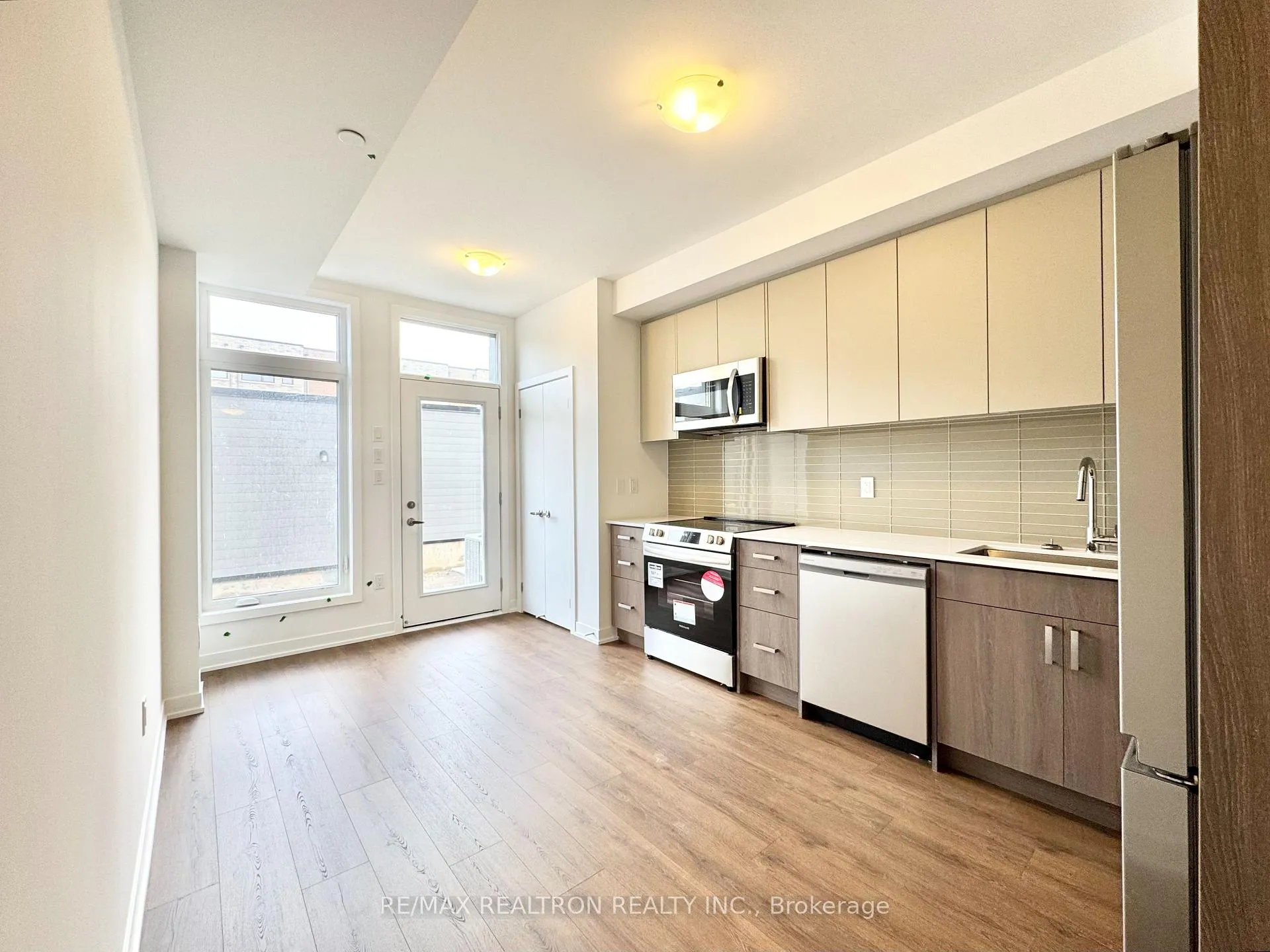 Photo 4 of 24 Turtle Island Road, Toronto, Englemount-Lawrence — HOMEH
