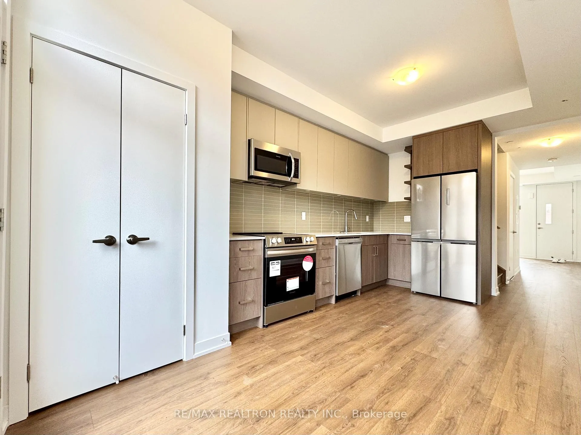 Photo 5 of 24 Turtle Island Road, Toronto, Englemount-Lawrence — HOMEH