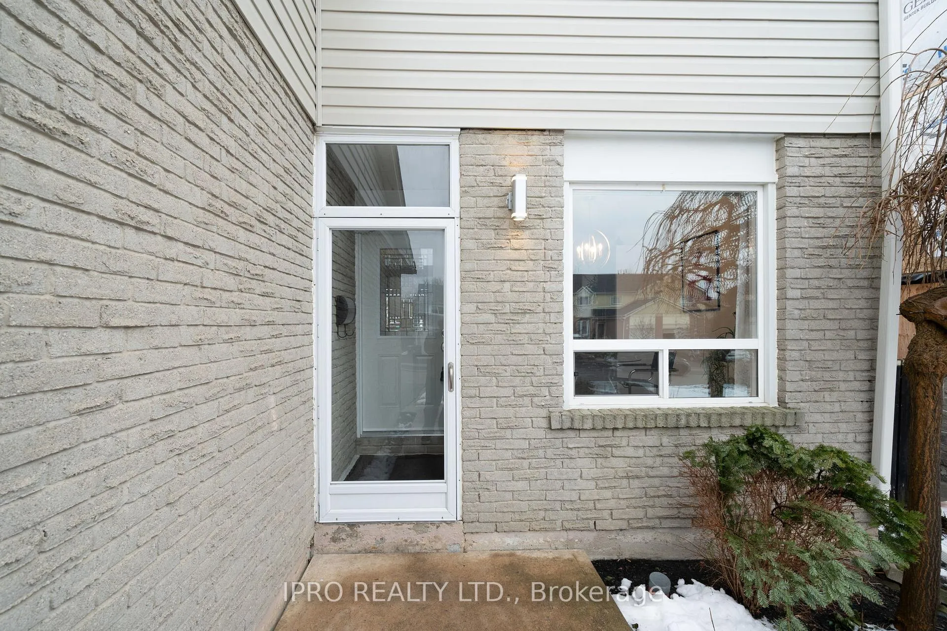 Photo 2 of 13 Sparklett Crescent, Brampton, Heart Lake East — HOMEH