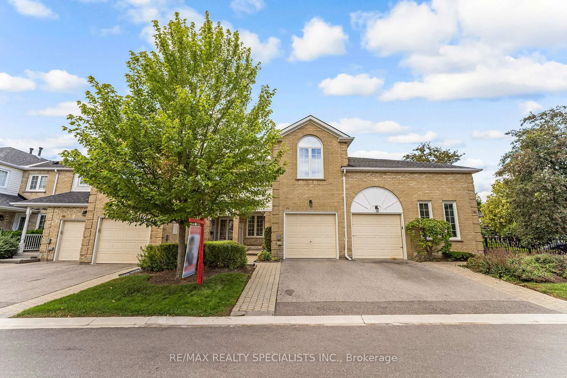 Photo 1 of 39 Heathcliffe Square, Brampton, Central Park — HOMEH