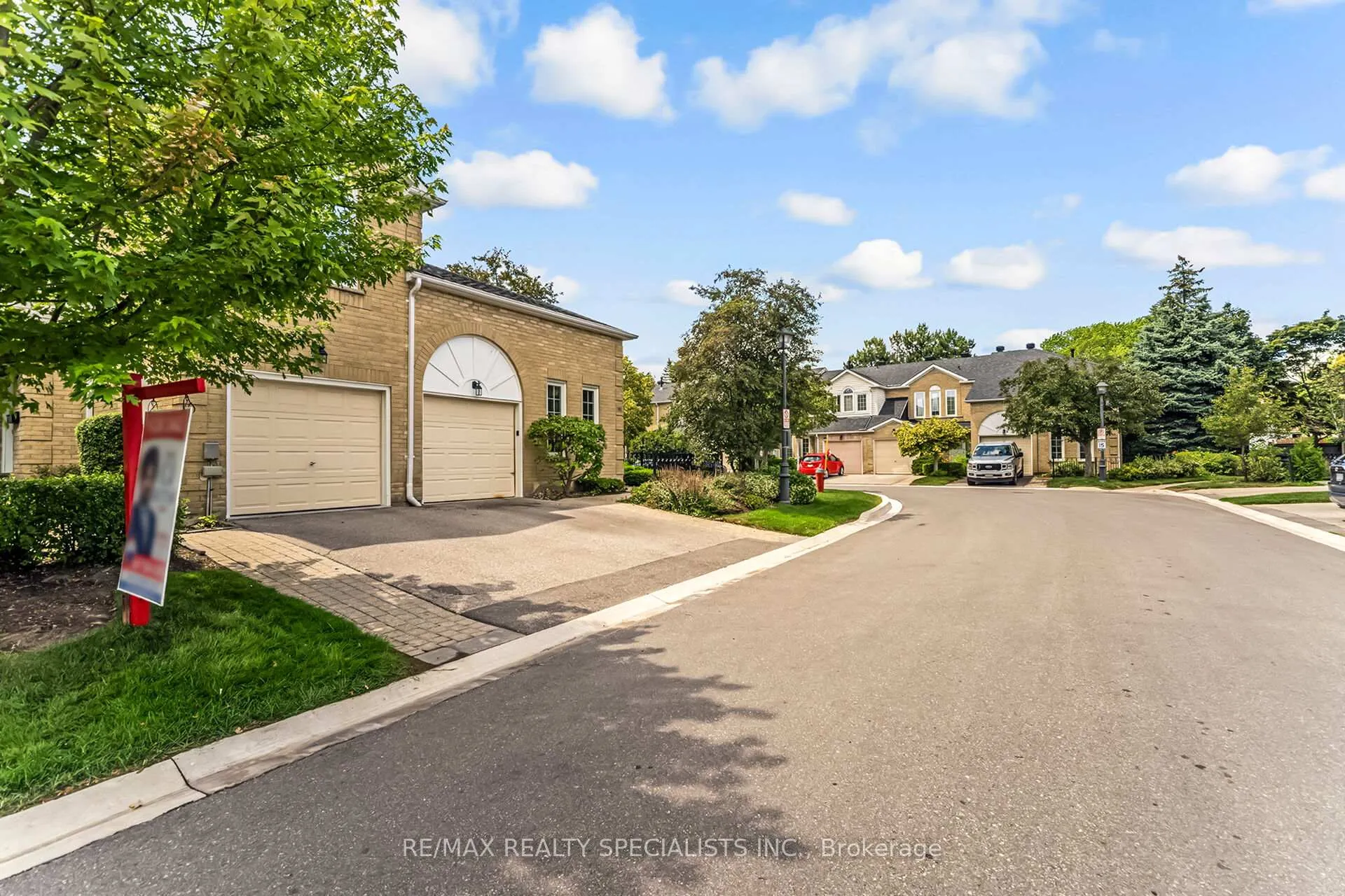 Photo 2 of 39 Heathcliffe Square, Brampton, Central Park — HOMEH
