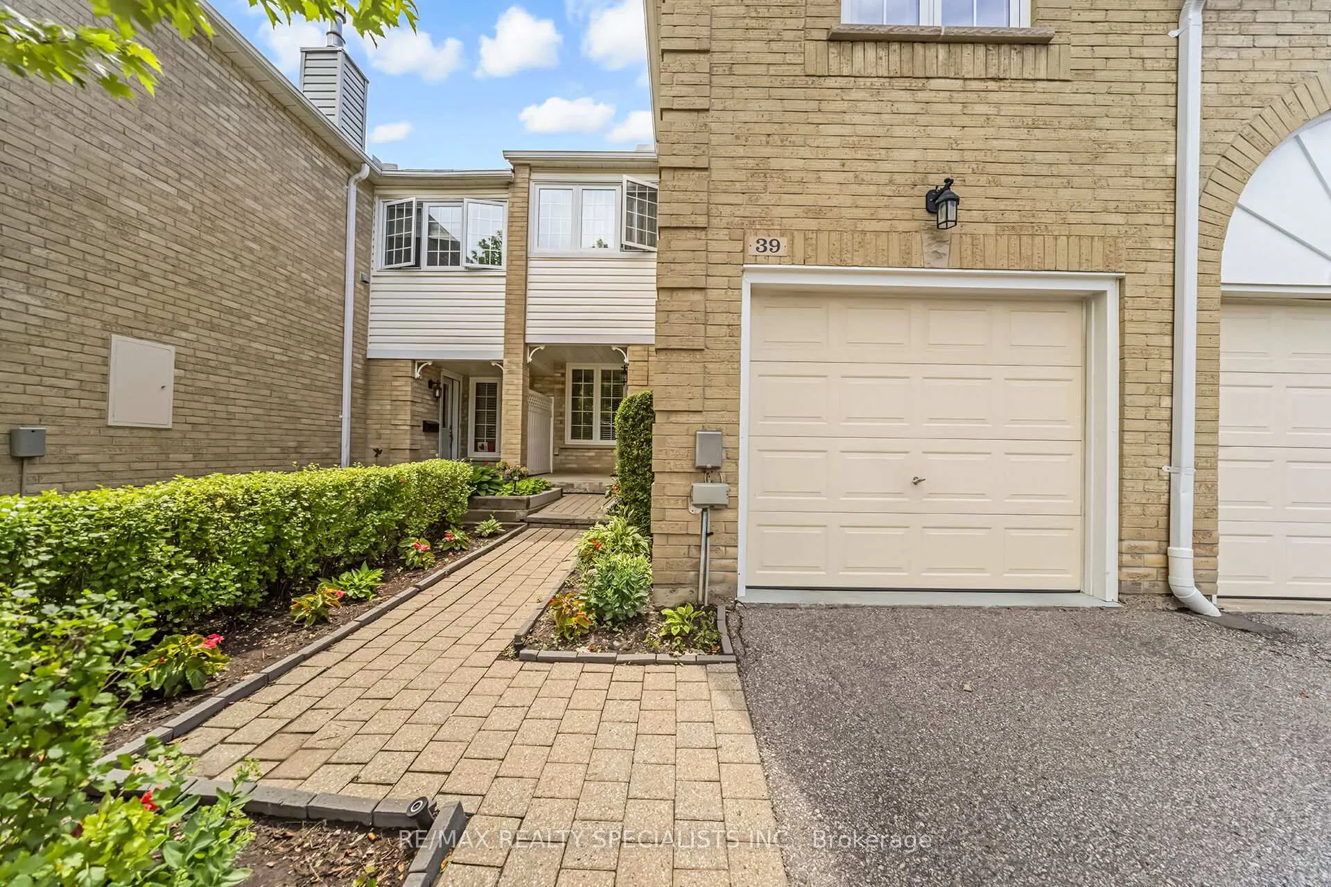 Photo 3 of 39 Heathcliffe Square, Brampton, Central Park — HOMEH