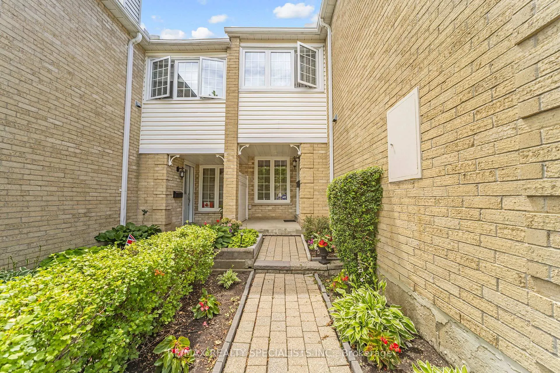 Photo 4 of 39 Heathcliffe Square, Brampton, Central Park — HOMEH