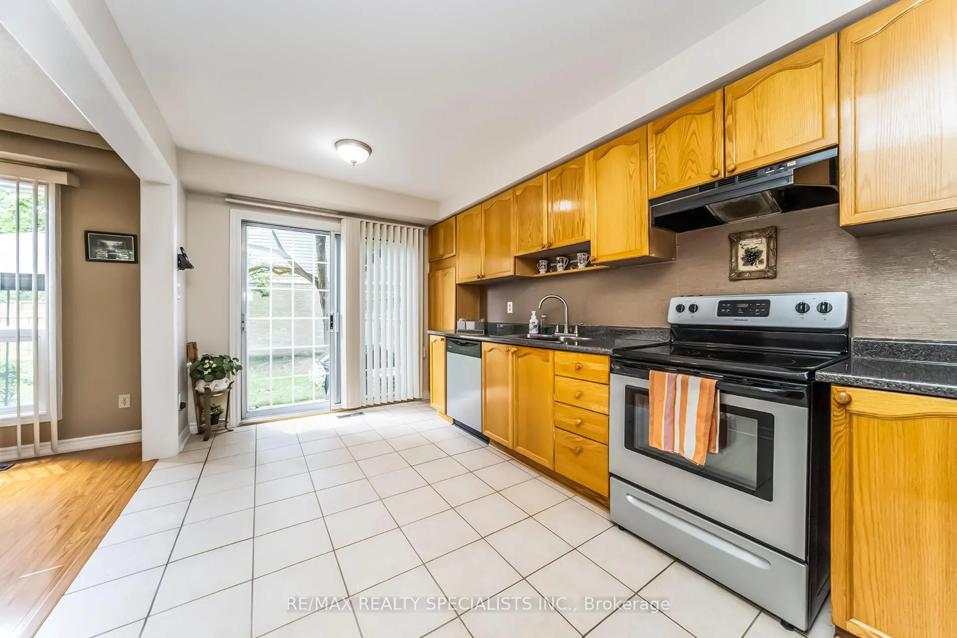 Photo 15 of 39 Heathcliffe Square, Brampton, Central Park — HOMEH