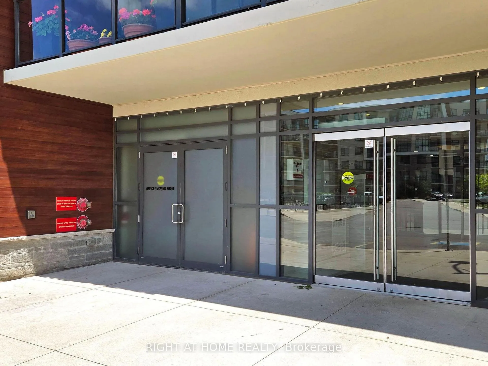 Photo 4 of Unit 111, 101 Shoreview Place, Hamilton, Lakeshore — HOMEH