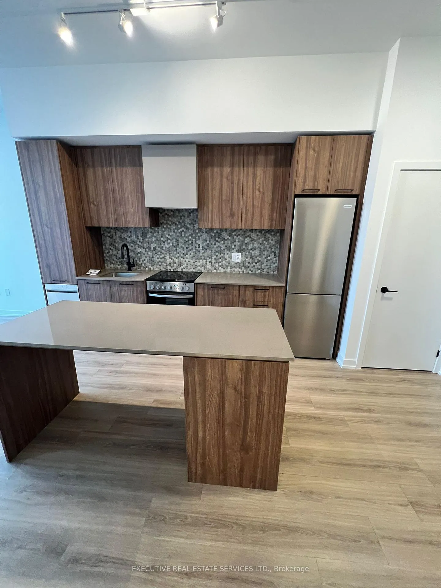 Photo 4 of Unit 108, 10 Lagerfeld Drive, Brampton, Northwest Brampton — HOMEH