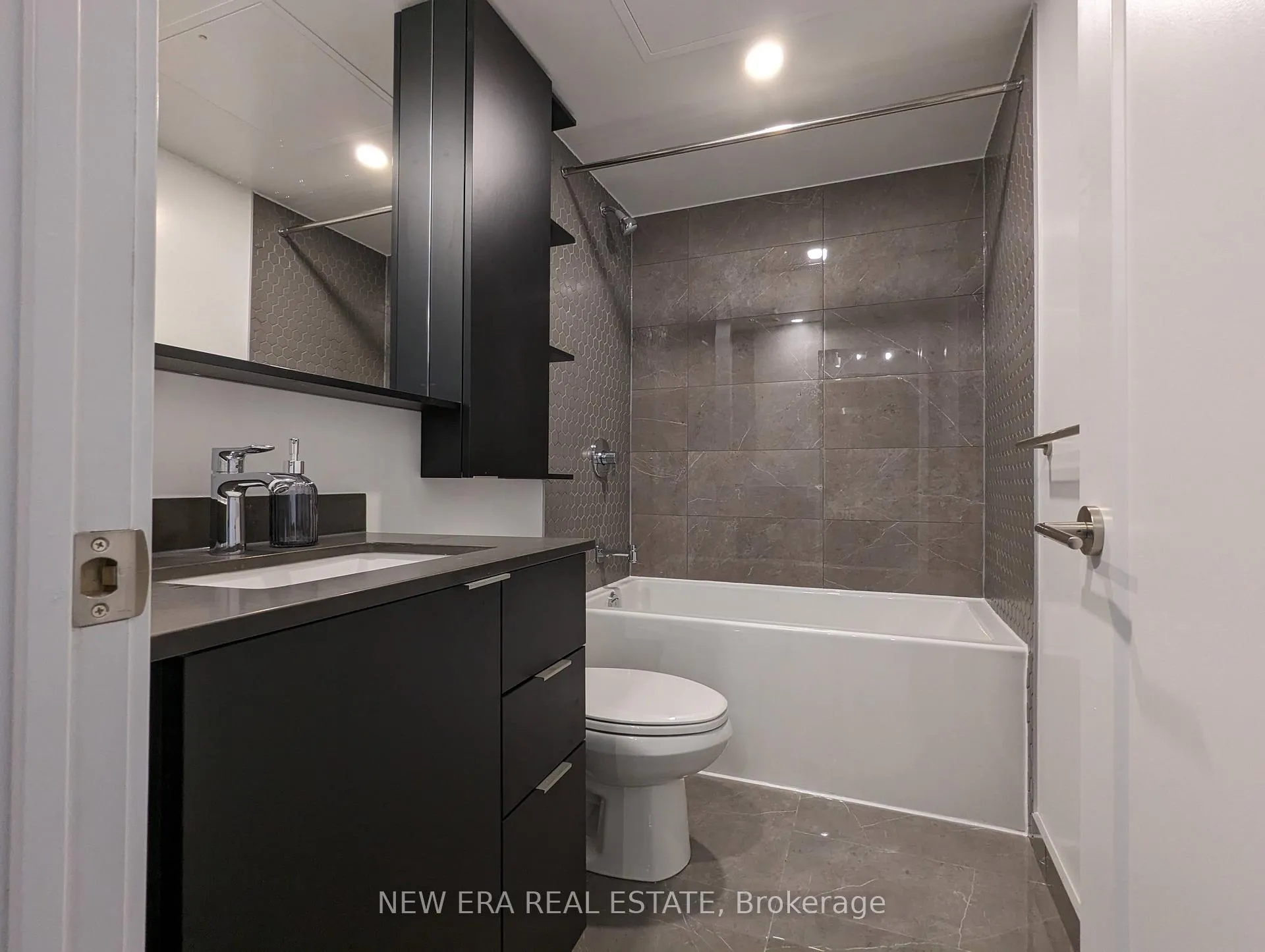 Photo 11 of Unit 306, 8 Cedarland Drive, Markham, Unionville — HOMEH