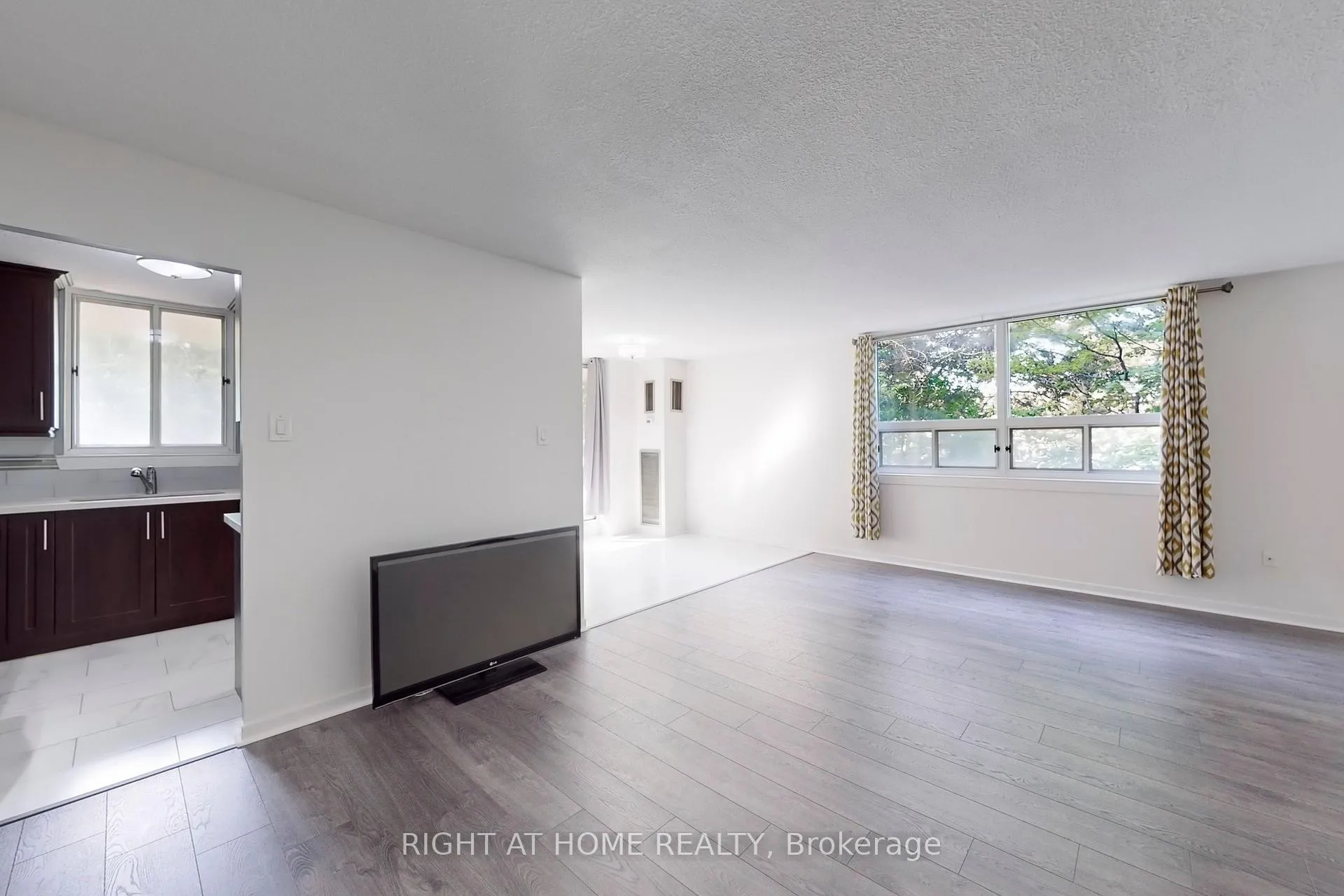 Photo 4 of Unit 201, 7451 Yonge Street E, Markham, Thornhill — HOMEH