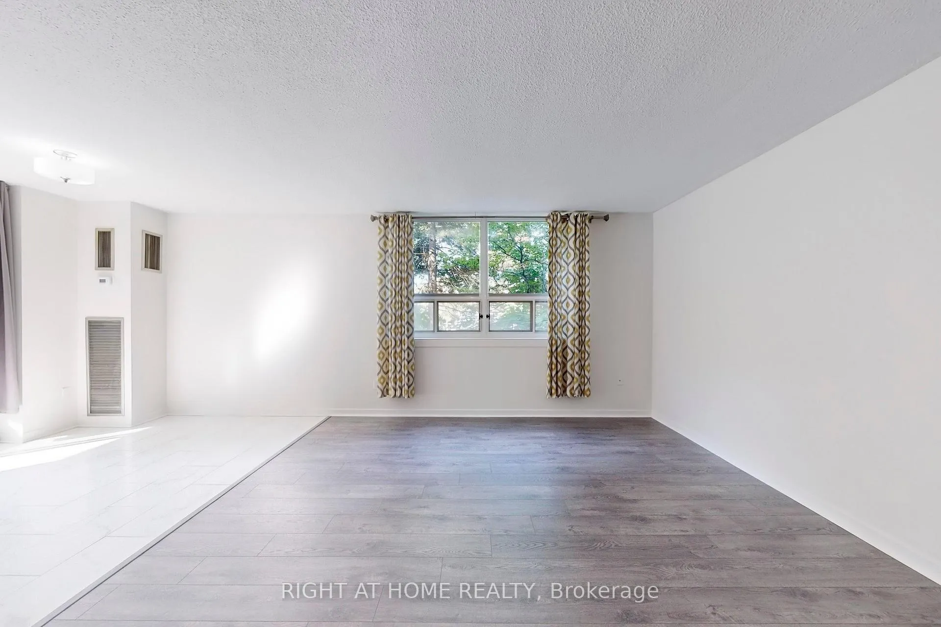 Photo 5 of Unit 201, 7451 Yonge Street E, Markham, Thornhill — HOMEH