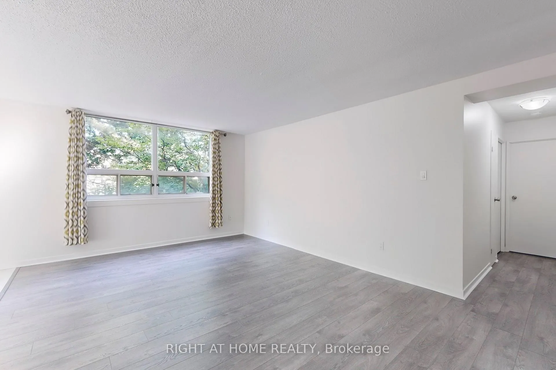 Photo 6 of Unit 201, 7451 Yonge Street E, Markham, Thornhill — HOMEH