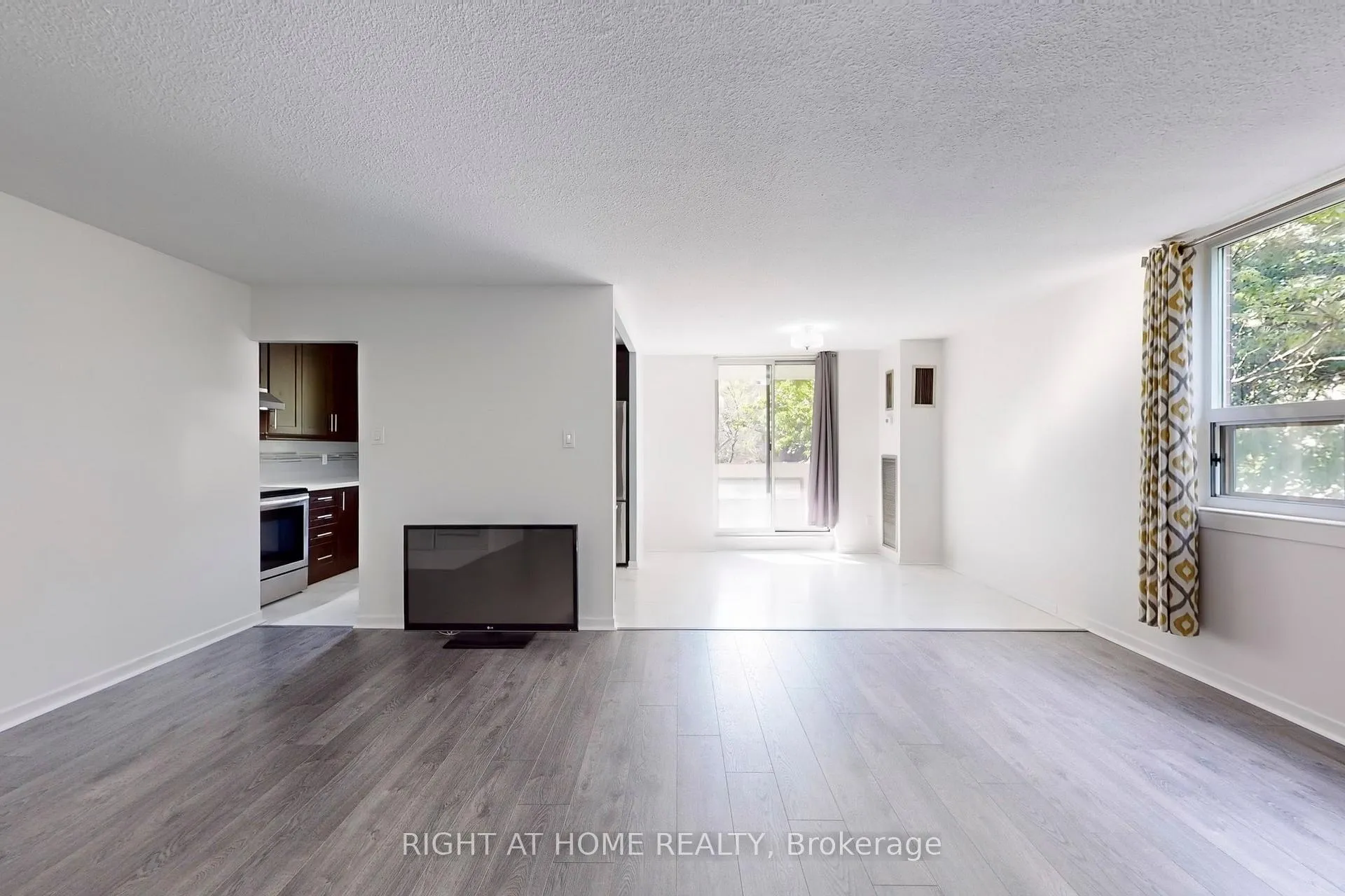 Photo 7 of Unit 201, 7451 Yonge Street E, Markham, Thornhill — HOMEH