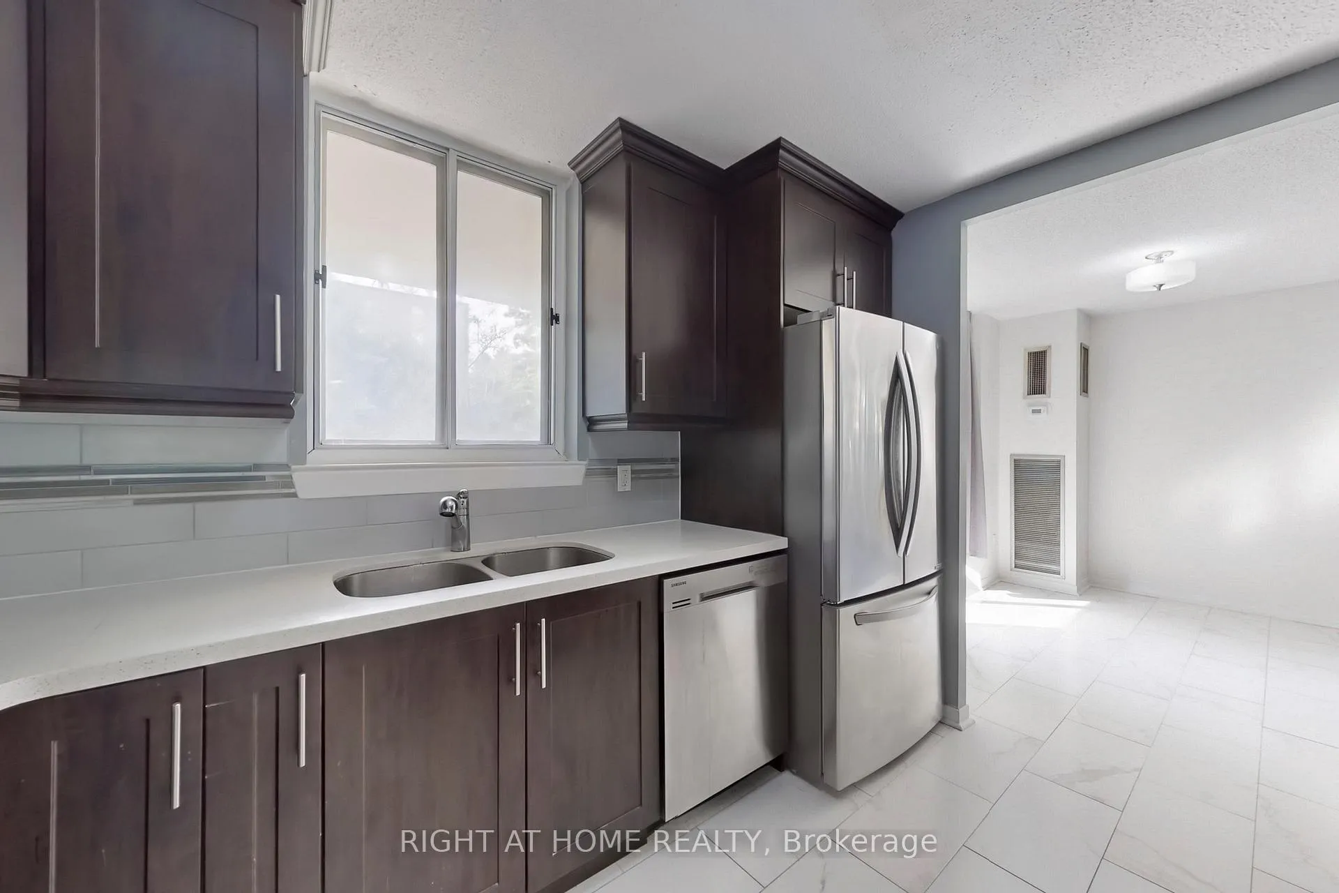 Photo 8 of Unit 201, 7451 Yonge Street E, Markham, Thornhill — HOMEH