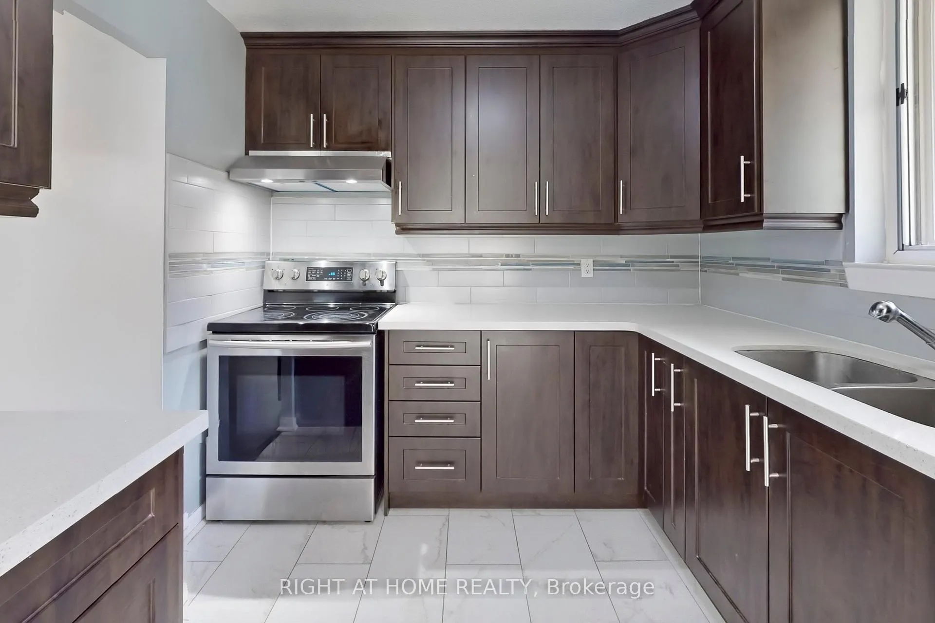 Photo 9 of Unit 201, 7451 Yonge Street E, Markham, Thornhill — HOMEH