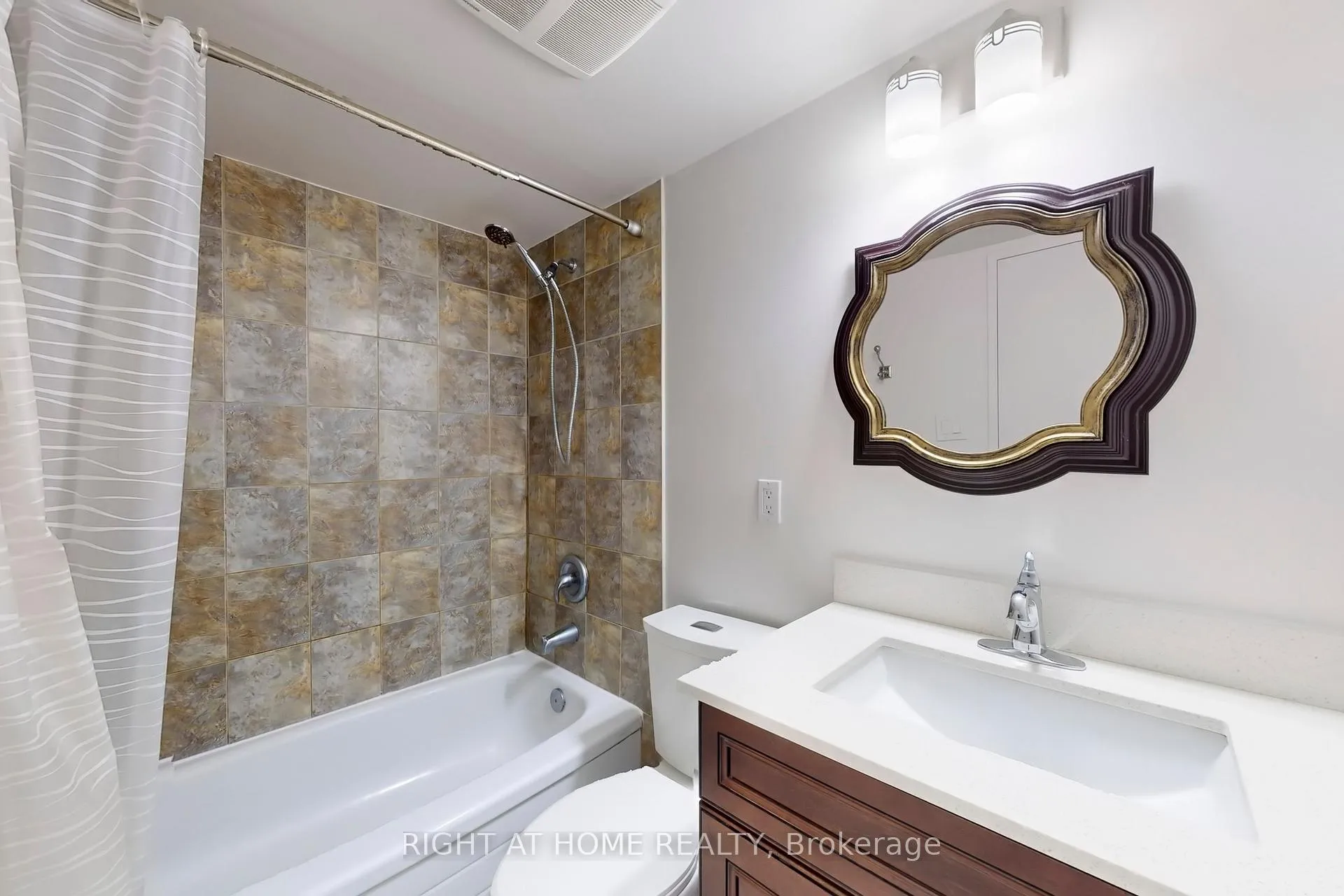 Photo 10 of Unit 201, 7451 Yonge Street E, Markham, Thornhill — HOMEH