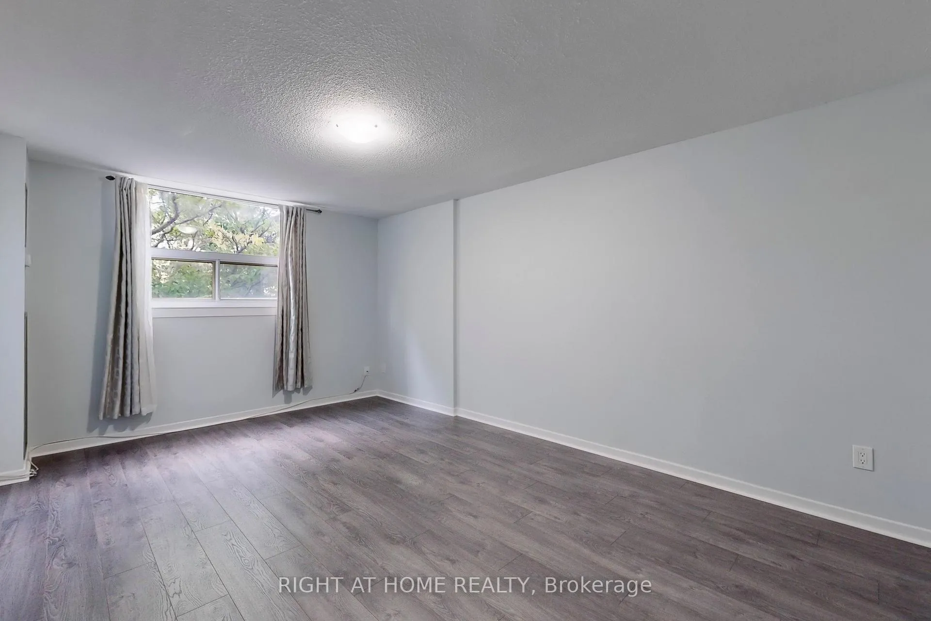 Photo 11 of Unit 201, 7451 Yonge Street E, Markham, Thornhill — HOMEH