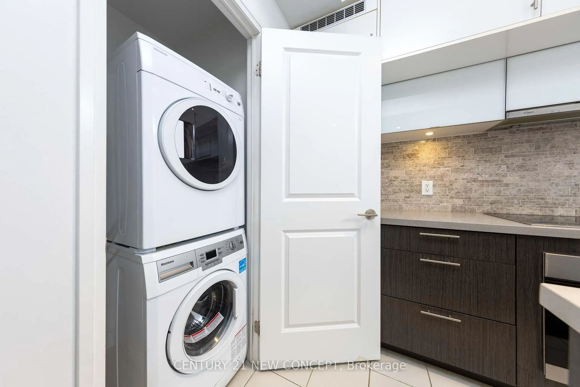 Photo 13 of Unit 803, 8 Mercer Street, Toronto, Waterfront Communities — HOMEH