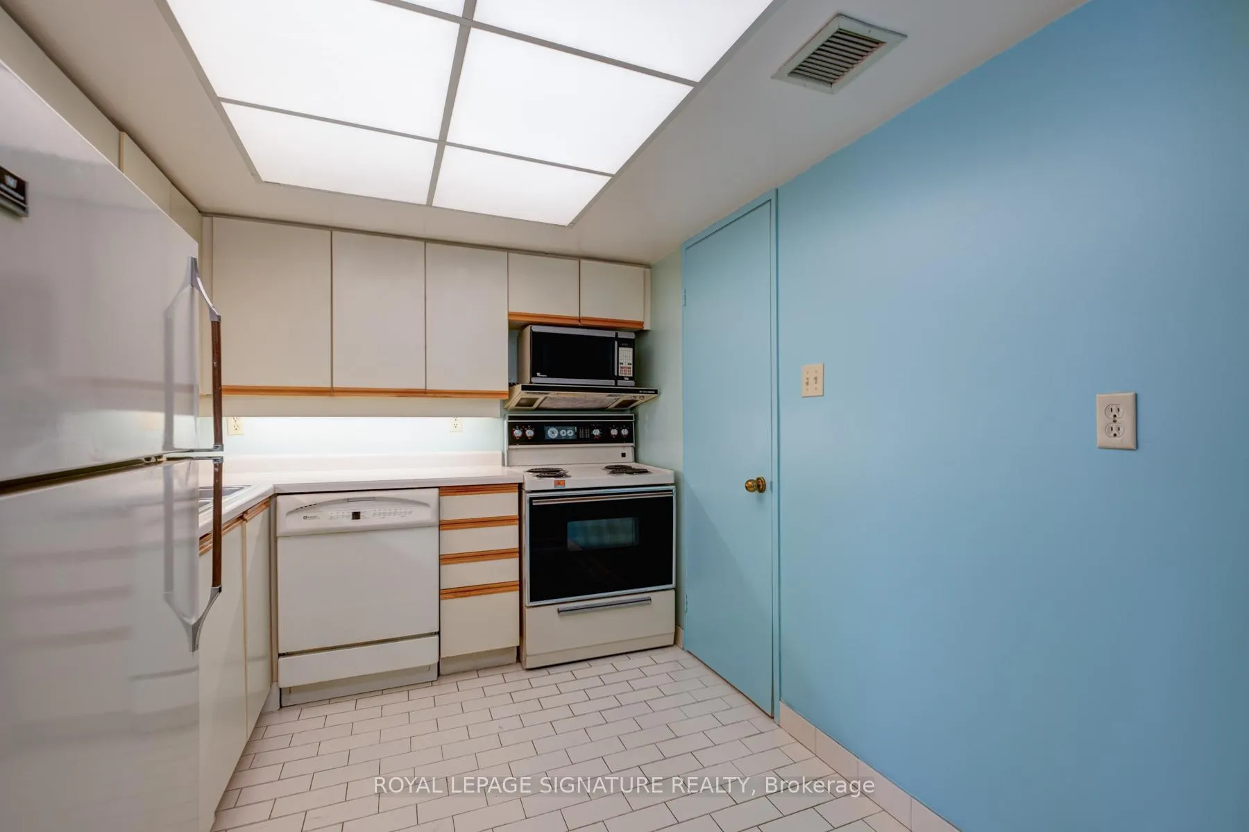 Photo 9 of Unit 422, 65 Scadding Avenue, Toronto, Waterfront Communities — HOMEH