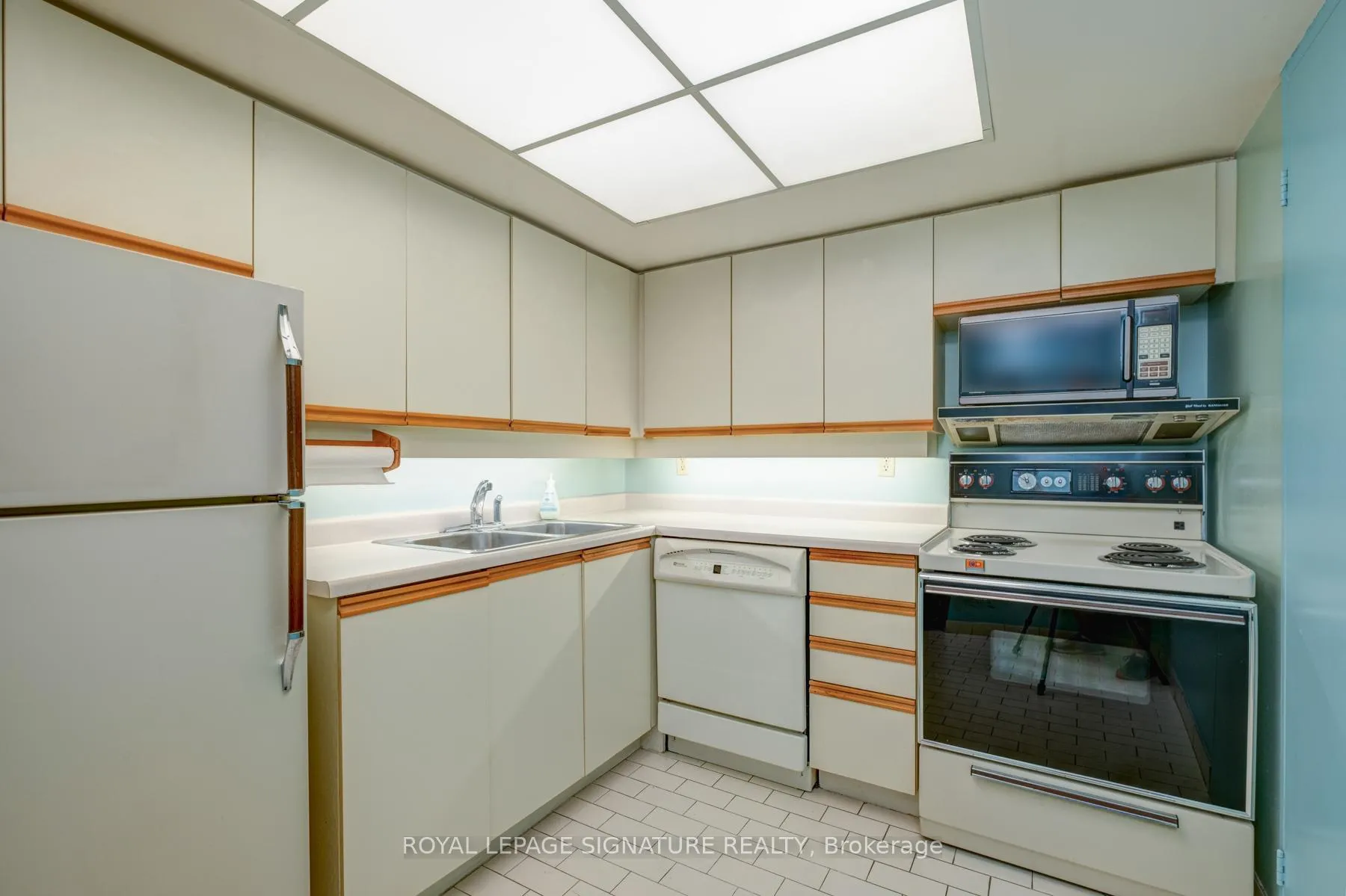 Photo 10 of Unit 422, 65 Scadding Avenue, Toronto, Waterfront Communities — HOMEH