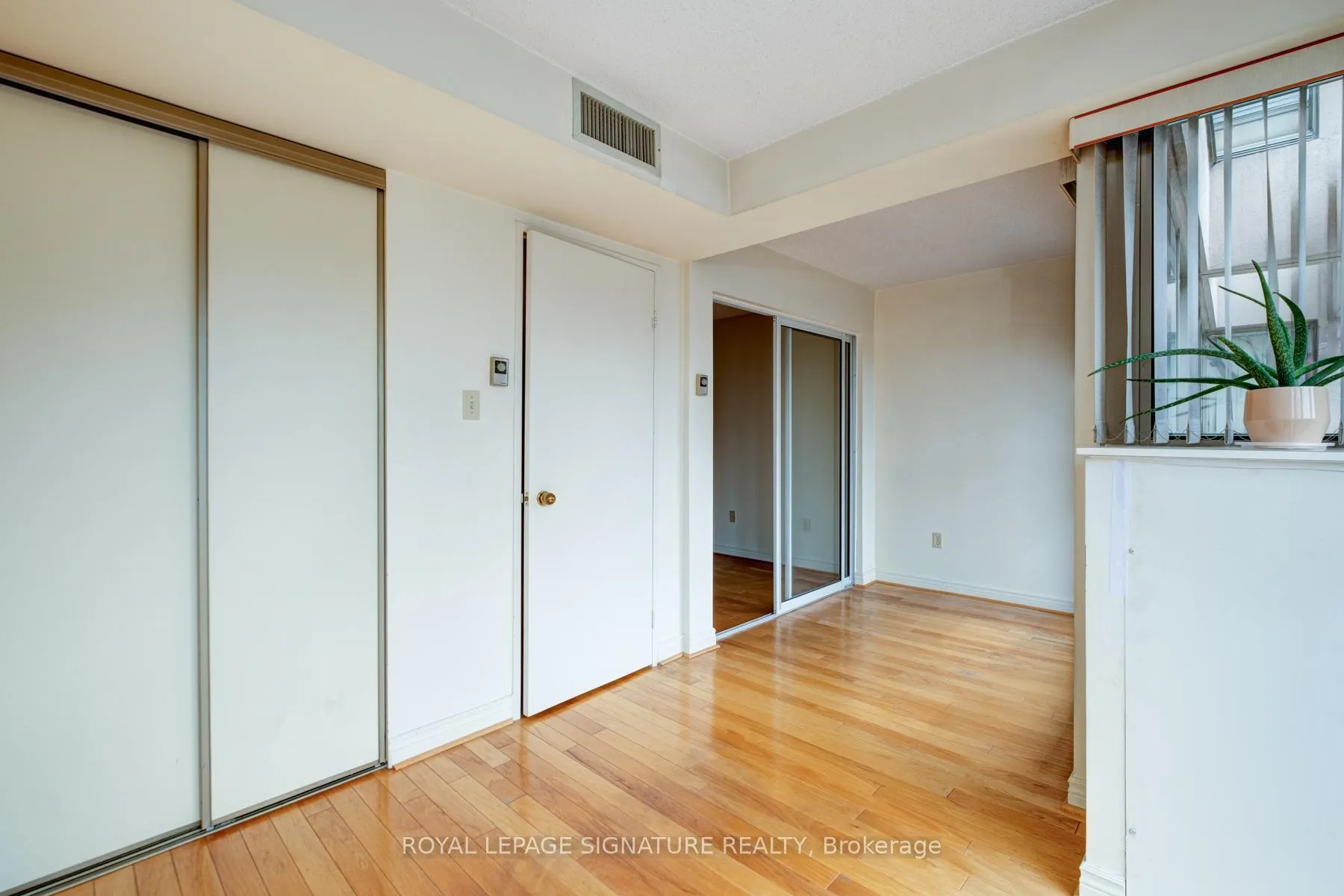 Photo 16 of Unit 422, 65 Scadding Avenue, Toronto, Waterfront Communities — HOMEH