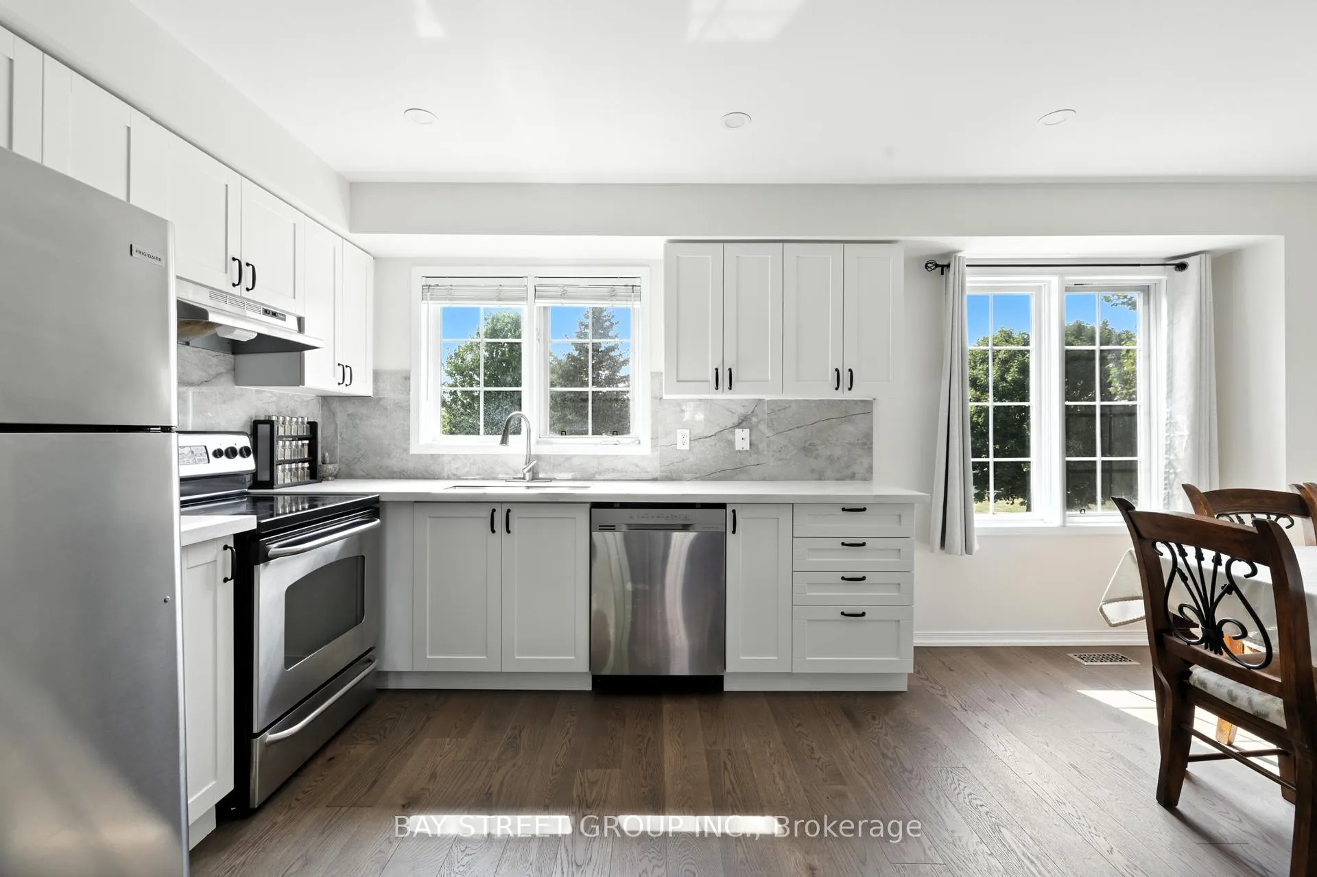 Photo 3 of 12 Stiles Avenue W, Aurora, Bayview Wellington — HOMEH