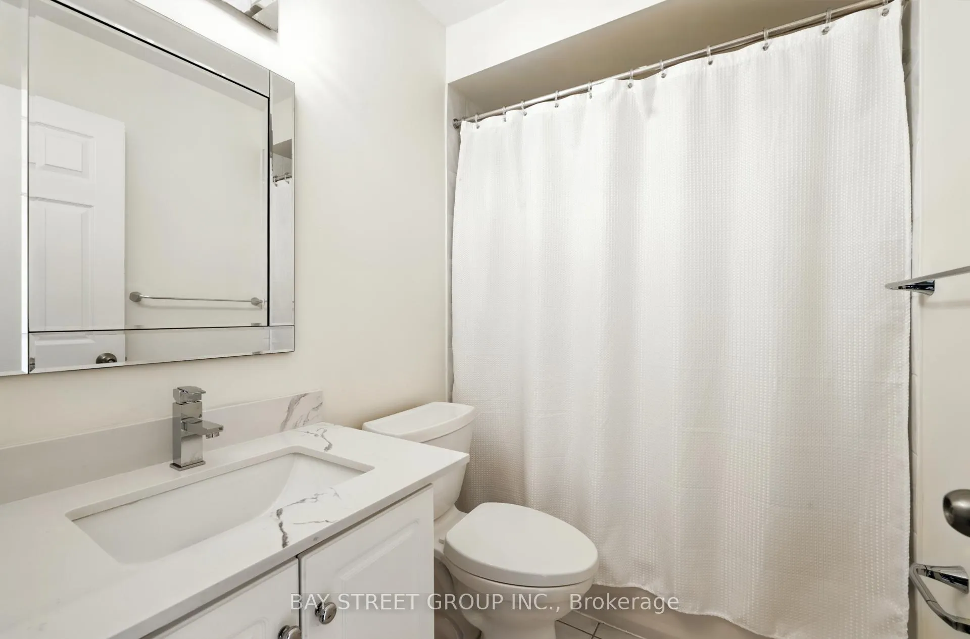 Photo 13 of 12 Stiles Avenue W, Aurora, Bayview Wellington — HOMEH