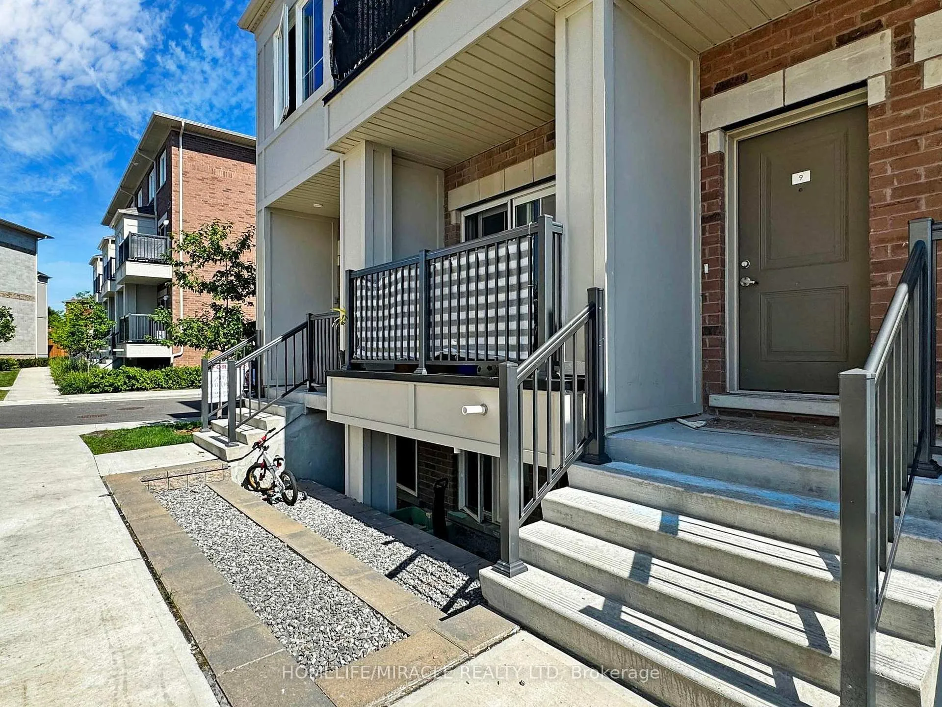 Photo 5 of Unit 9 UPPER, 490 Beresford Path, Oshawa, Central — HOMEH