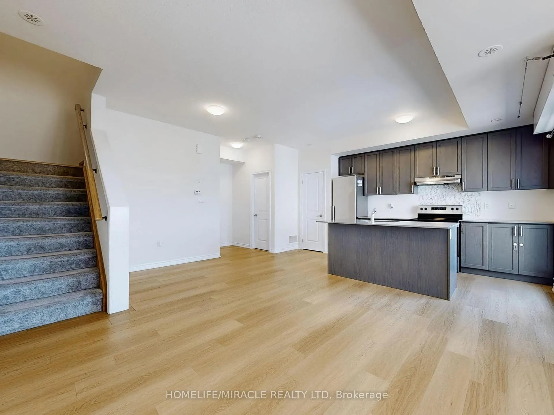 Photo 7 of Unit 9 UPPER, 490 Beresford Path, Oshawa, Central — HOMEH