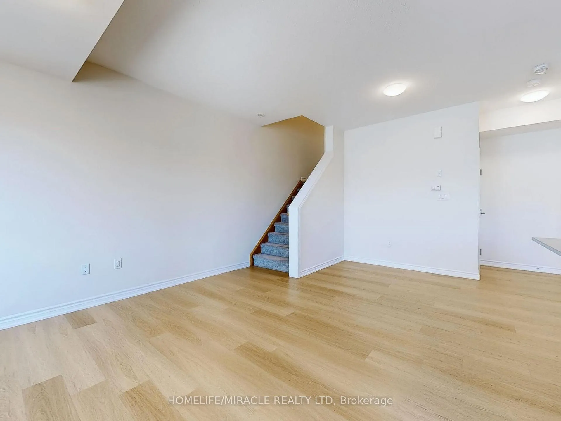 Photo 8 of Unit 9 UPPER, 490 Beresford Path, Oshawa, Central — HOMEH