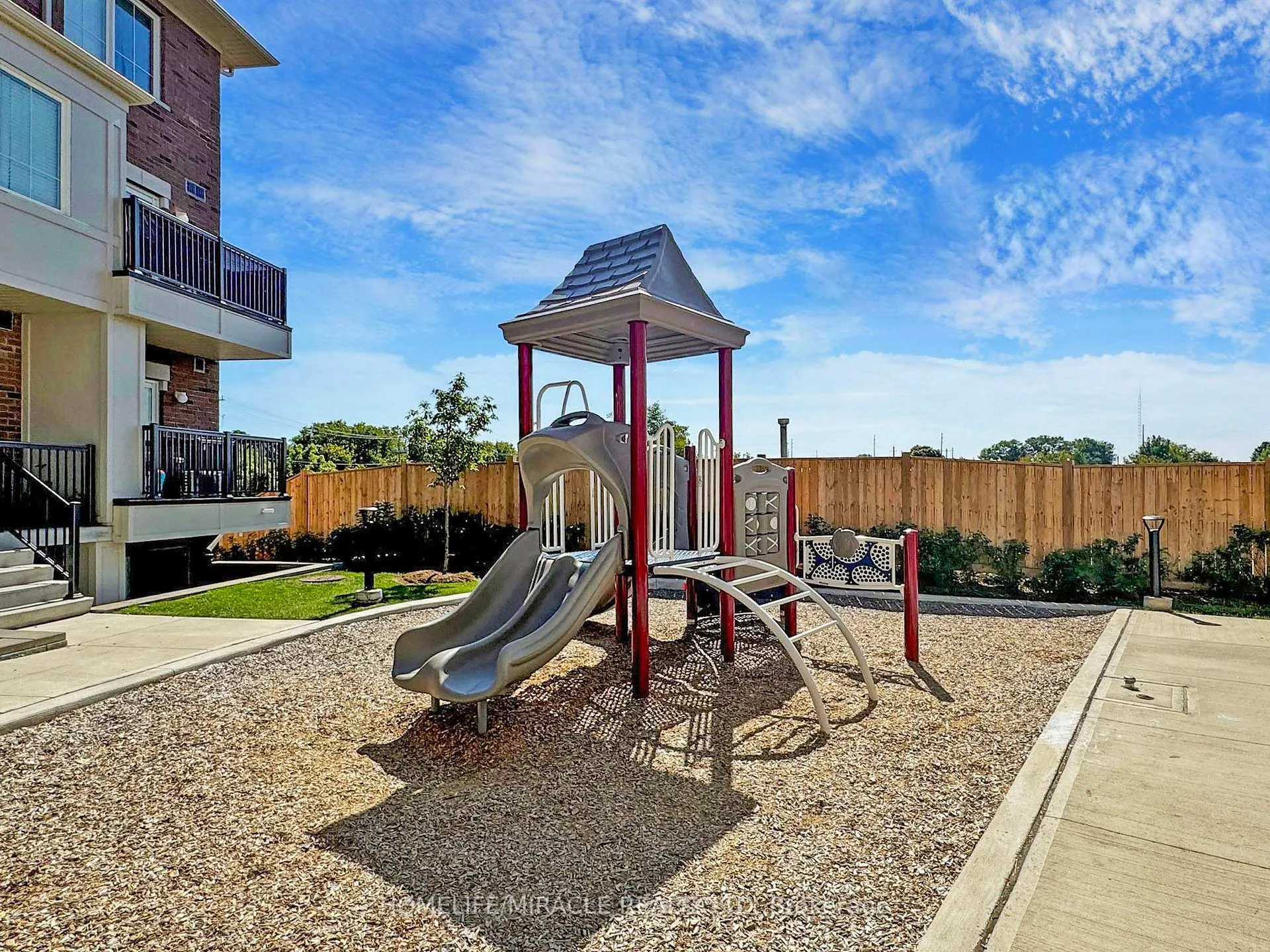 Photo 33 of Unit 9 UPPER, 490 Beresford Path, Oshawa, Central — HOMEH
