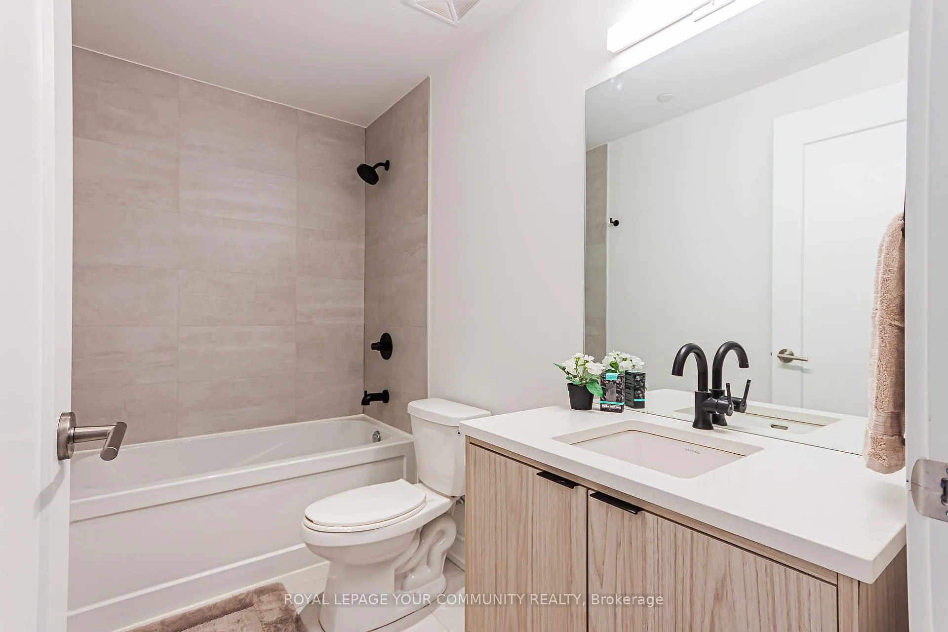 Photo 18 of Unit 807, 185 Dunlop Street E, Barrie, Lakeshore — HOMEH