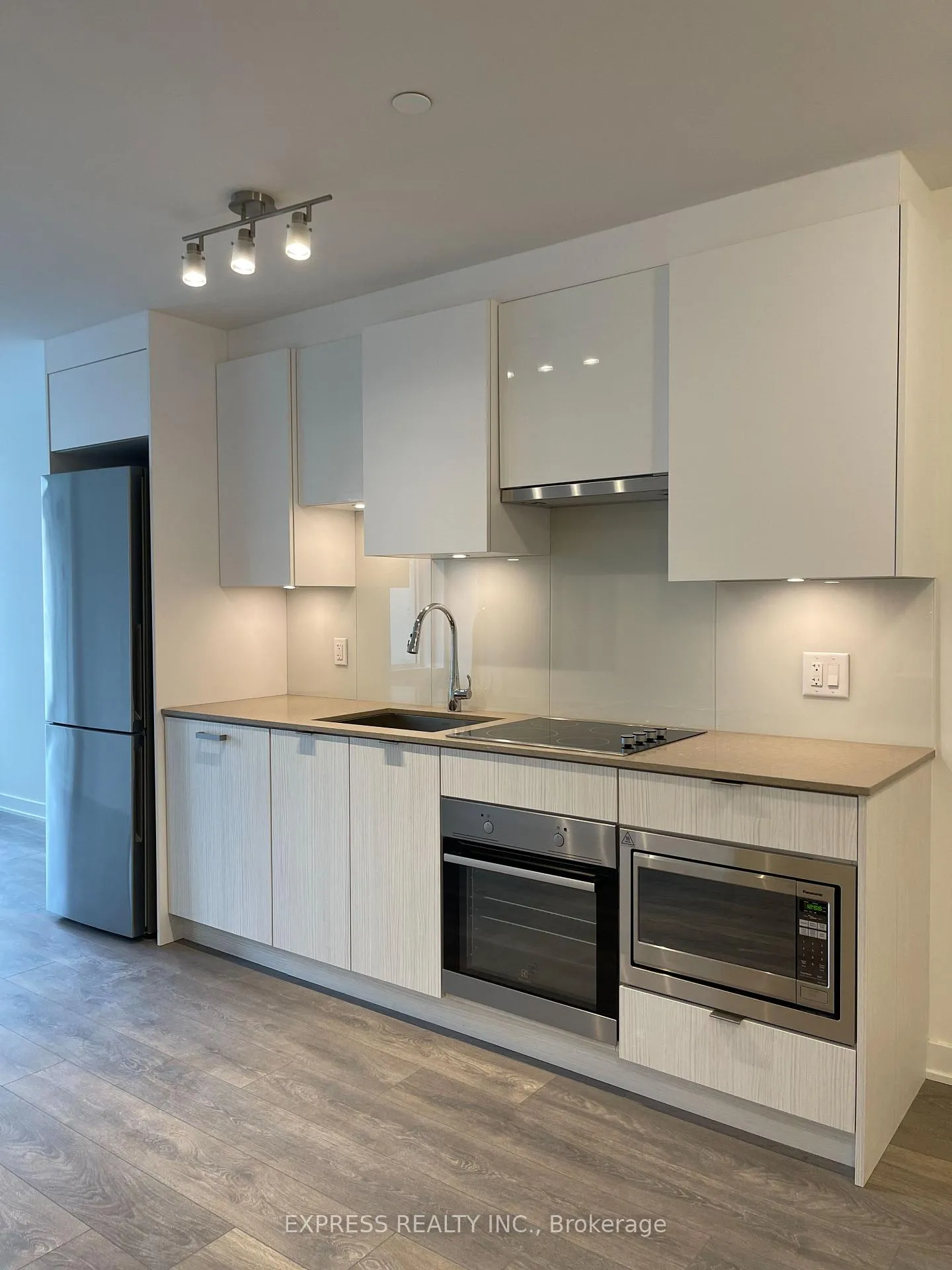 Photo 3 of Unit 401, 99 Broadway Avenue, Toronto, Mount Pleasant West — HOMEH