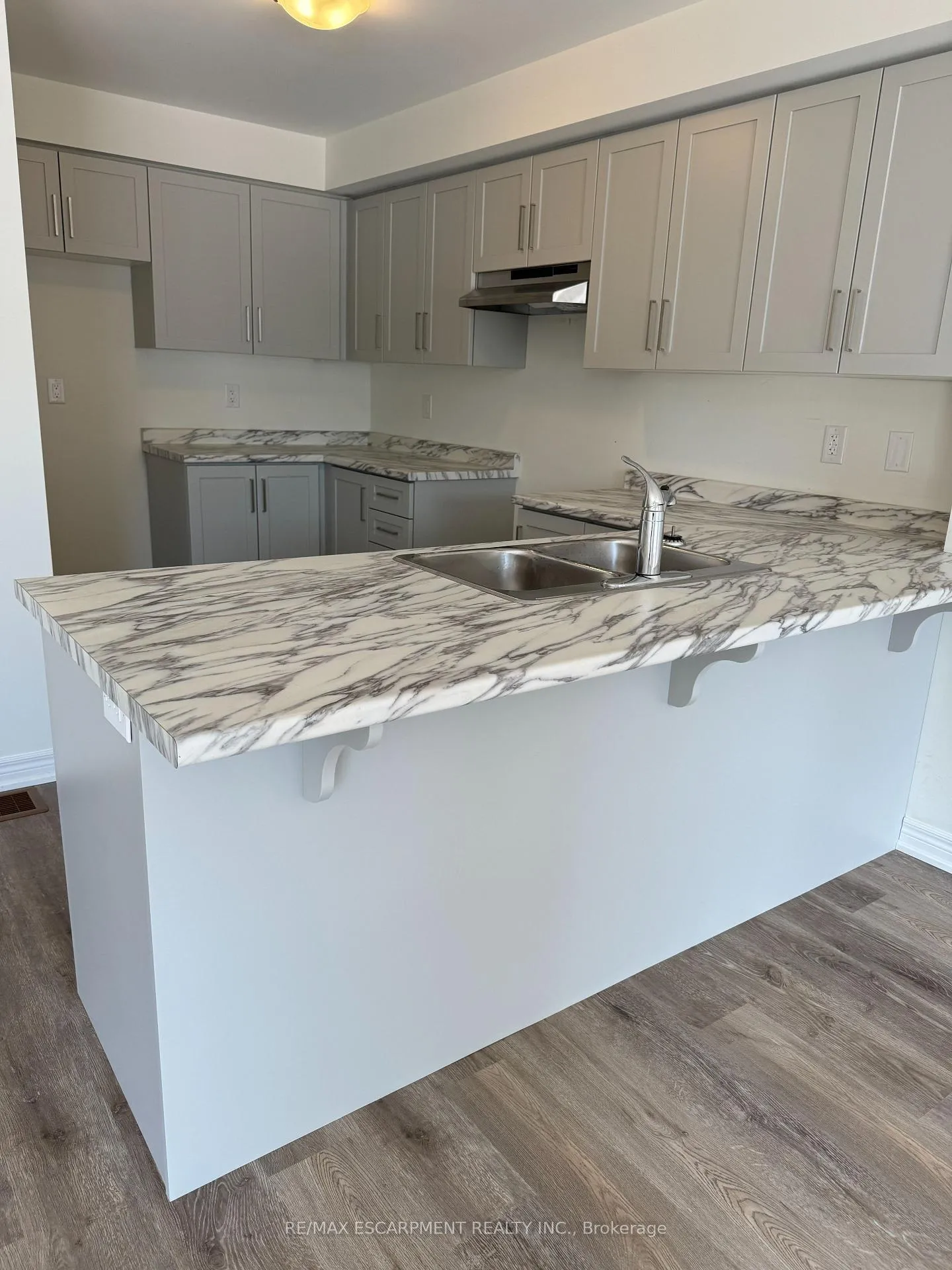 Photo 2 of 11 Dryden Lane, Hamilton, McQuesten — HOMEH