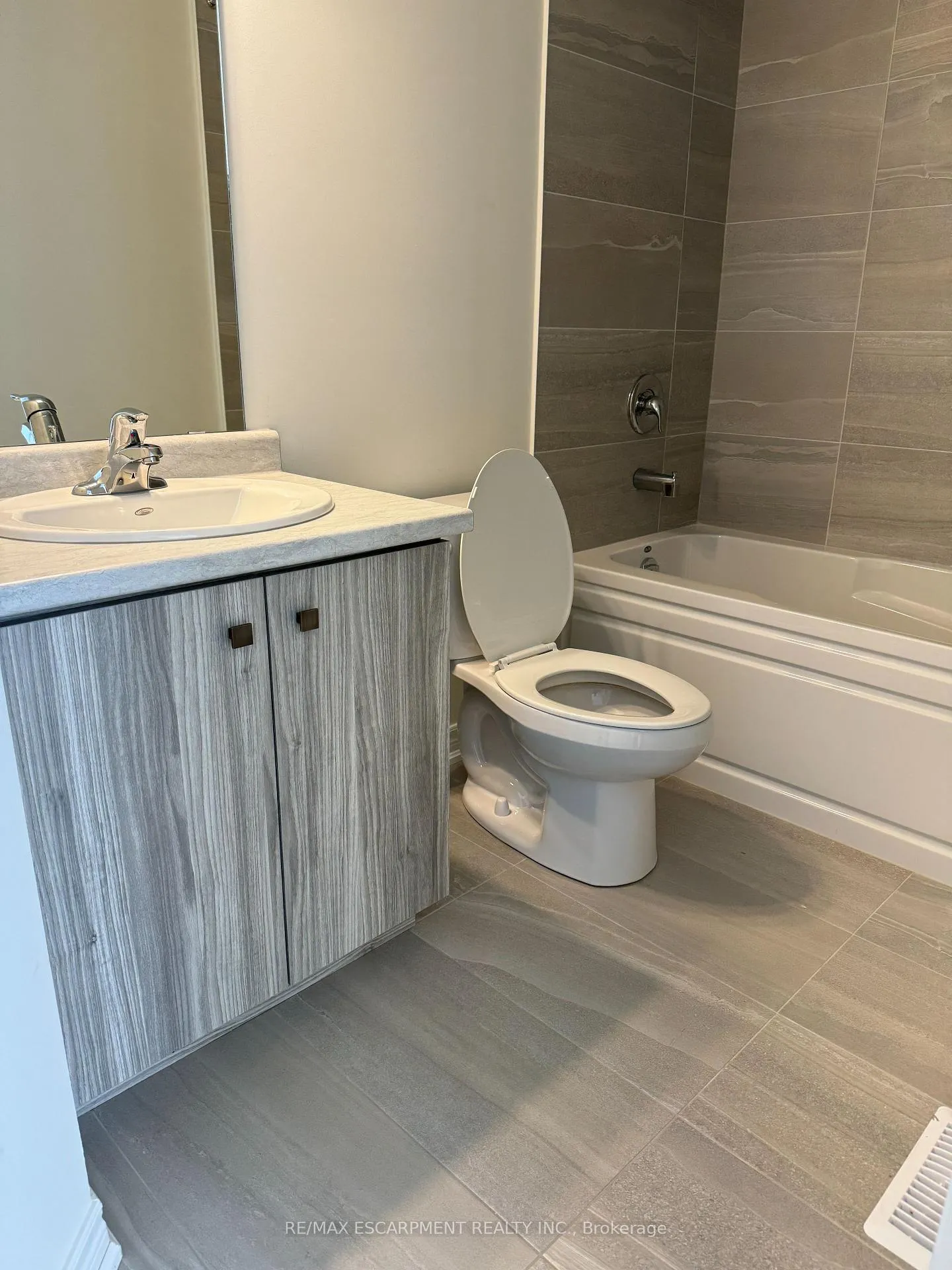 Photo 5 of 11 Dryden Lane, Hamilton, McQuesten — HOMEH
