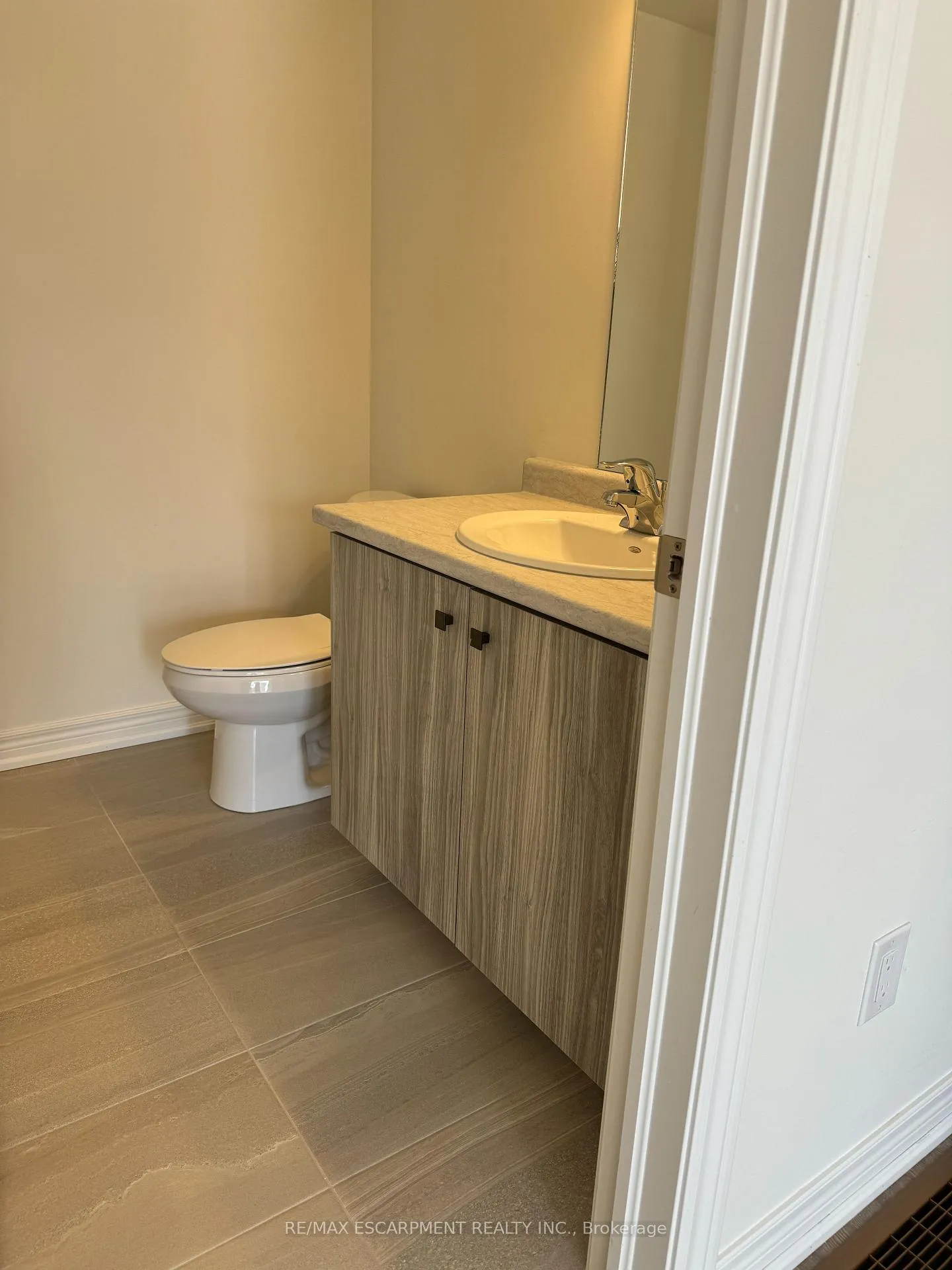 Photo 6 of 11 Dryden Lane, Hamilton, McQuesten — HOMEH